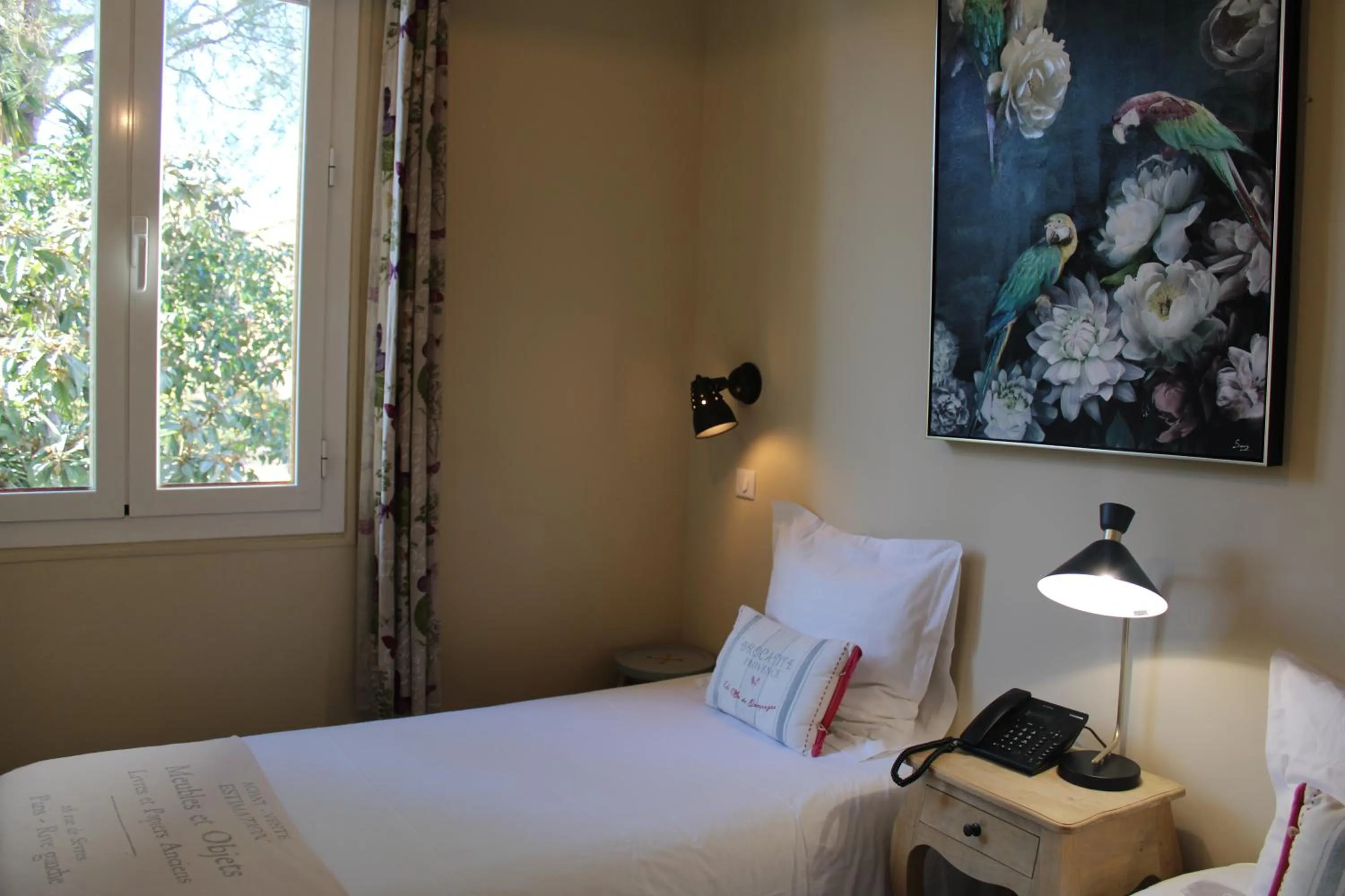 Photo of the whole room, Bed in Hôtel La Villa des Oliviers