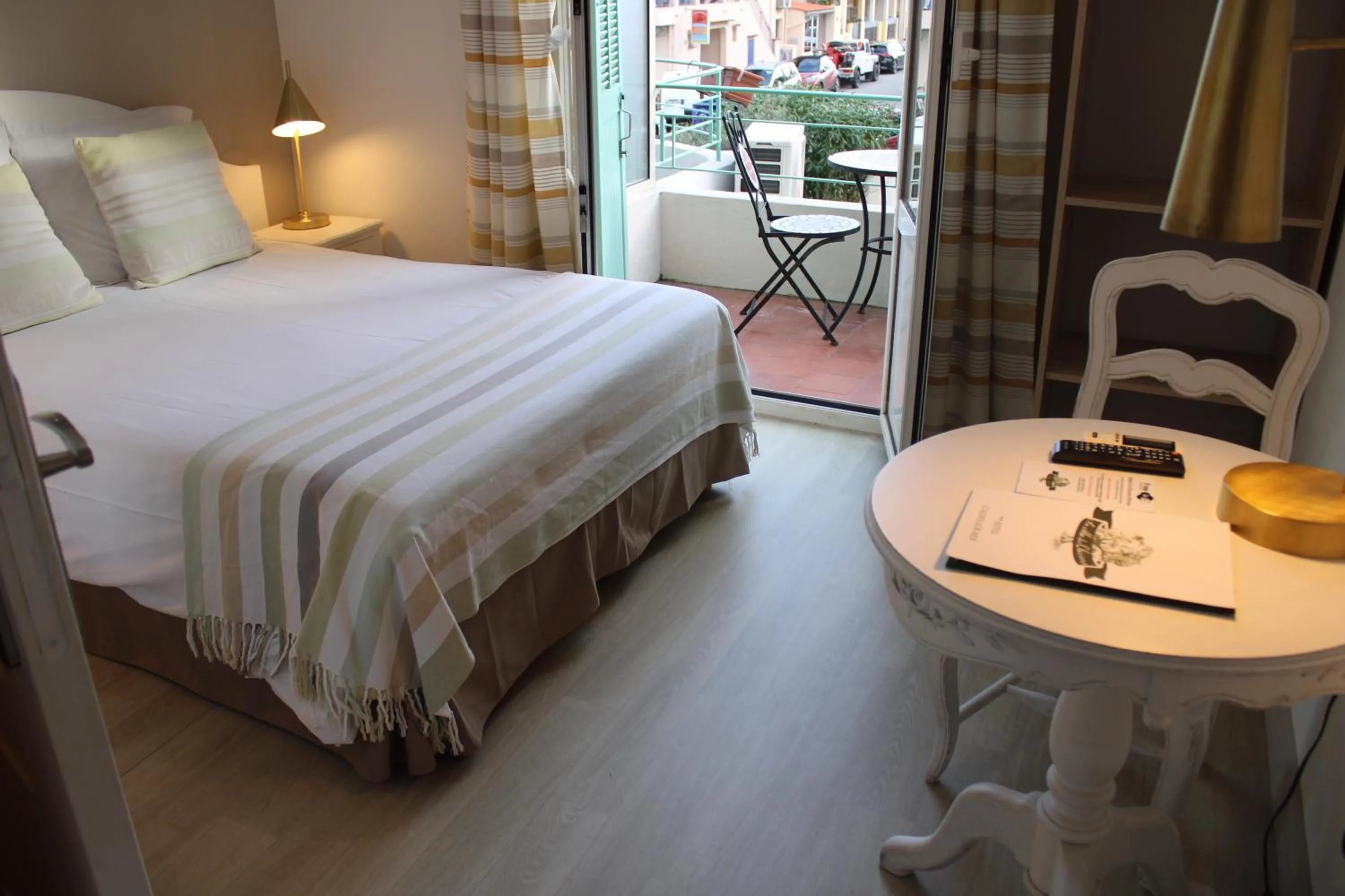 Photo of the whole room, Bed in Hôtel La Villa des Oliviers