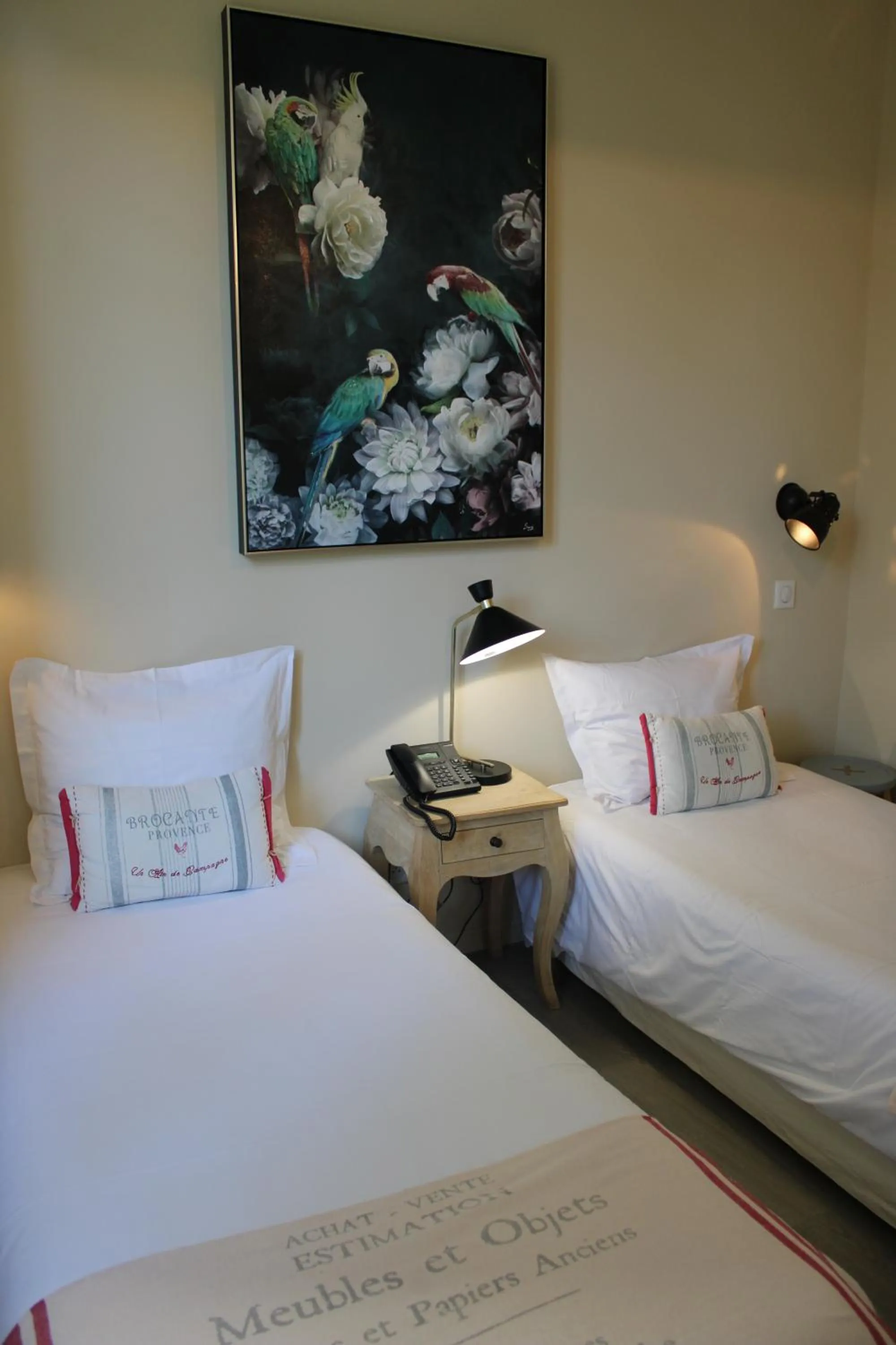 Photo of the whole room, Bed in Hôtel La Villa des Oliviers