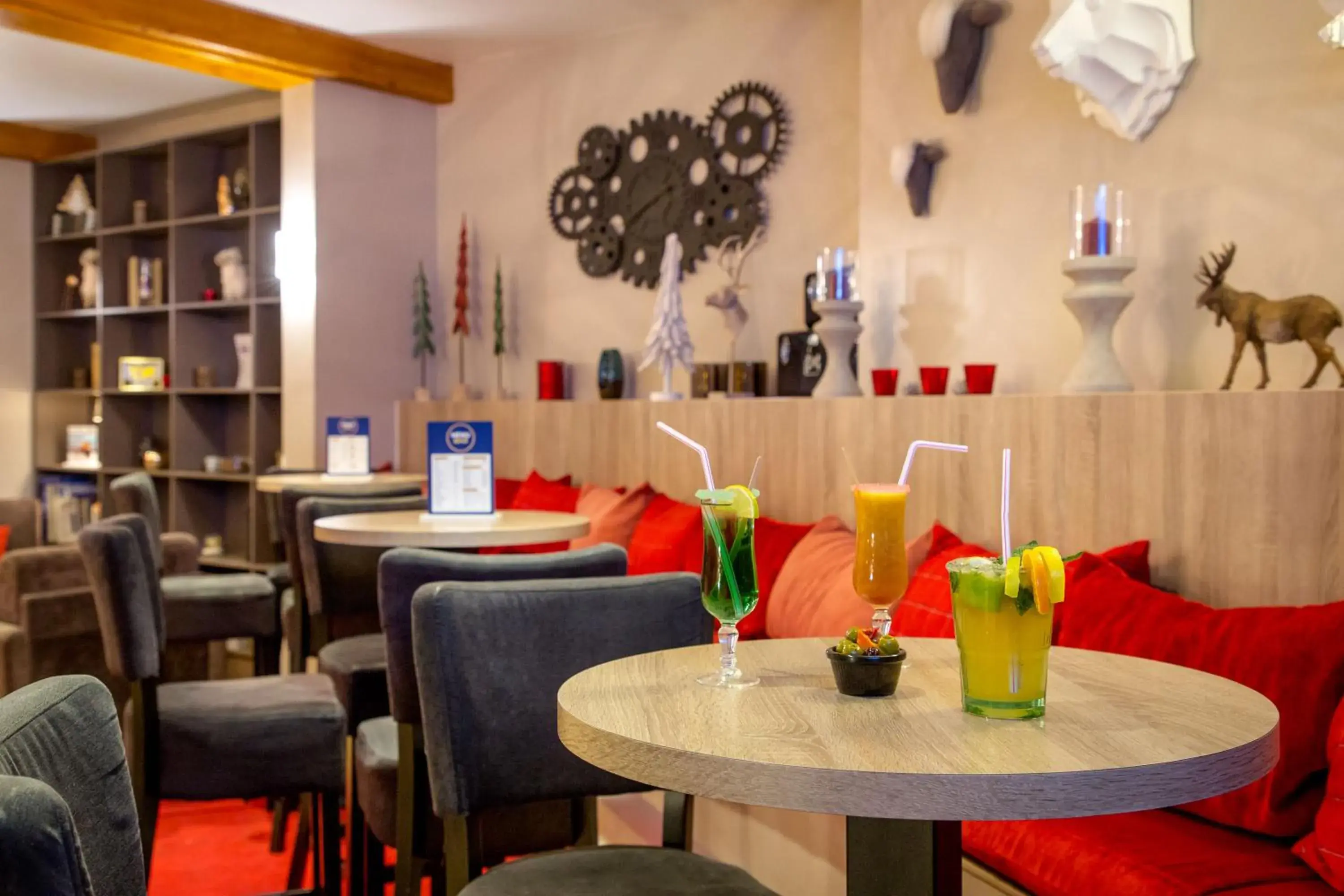 Lounge or bar in SOWELL HOTELS Le Parc & Spa Lounge or bar in SOWELL HOTELS Le Parc & Spa