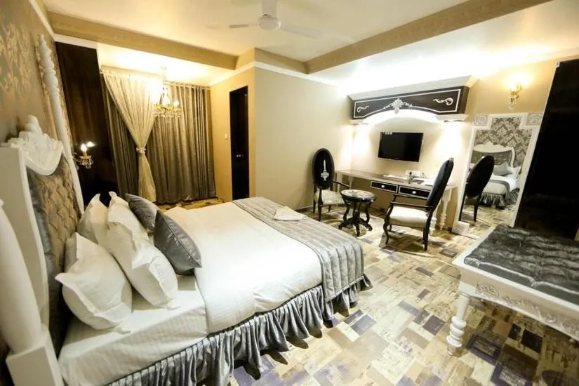 Bedroom, Bed in Hotel President