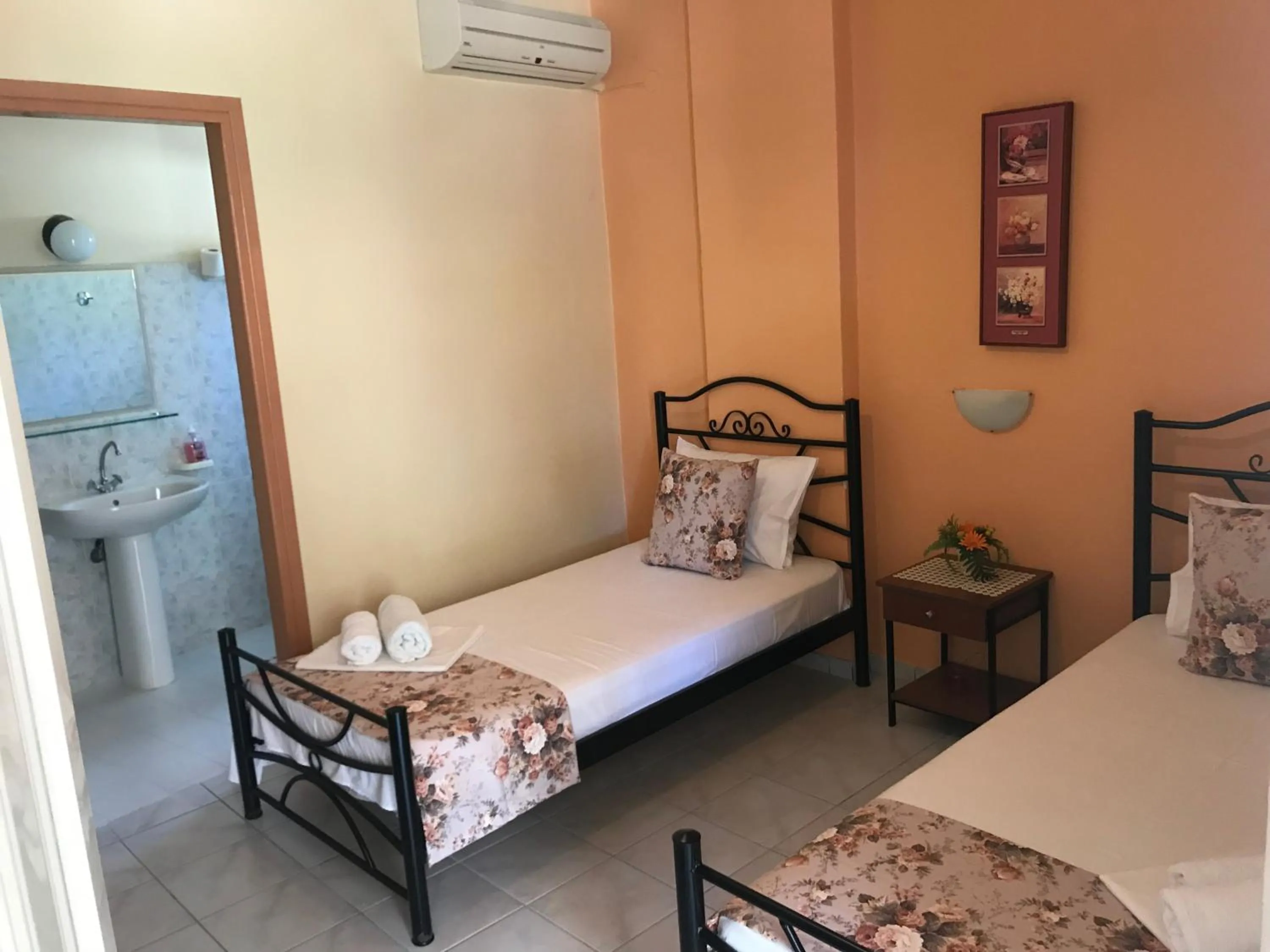 Photo of the whole room, Bed in Corali