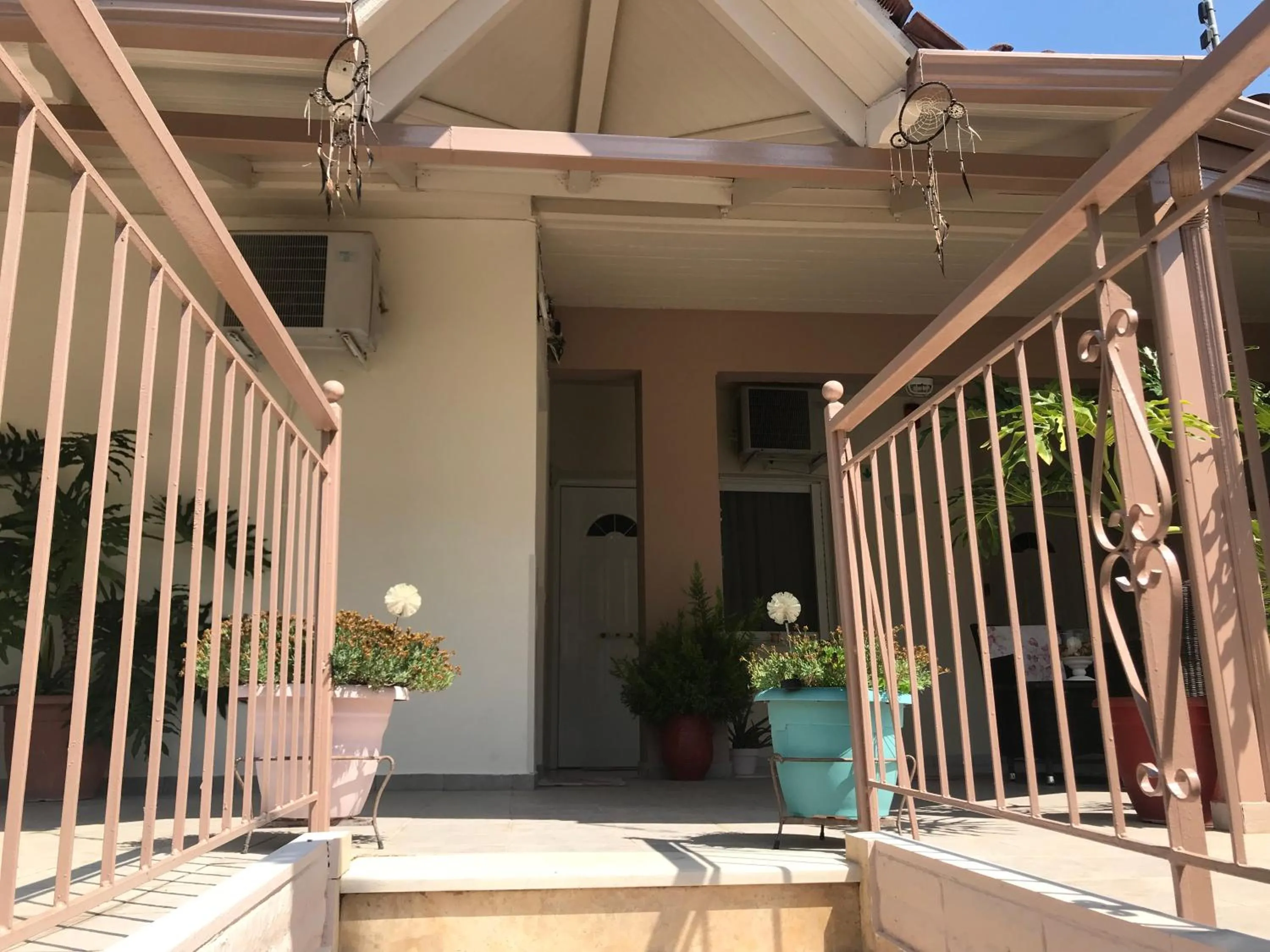 Facade/entrance in Corali
