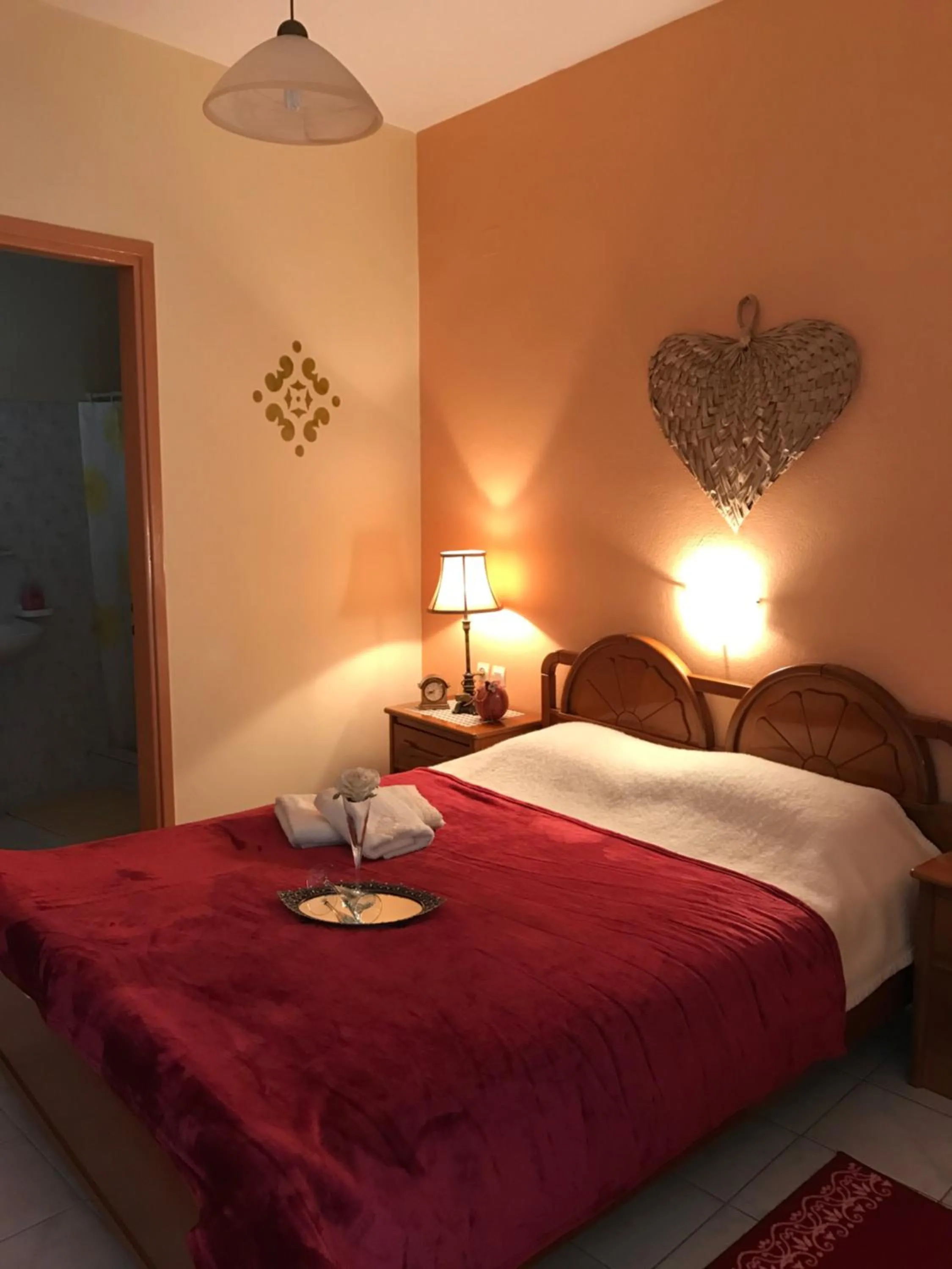 Photo of the whole room, Bed in Corali