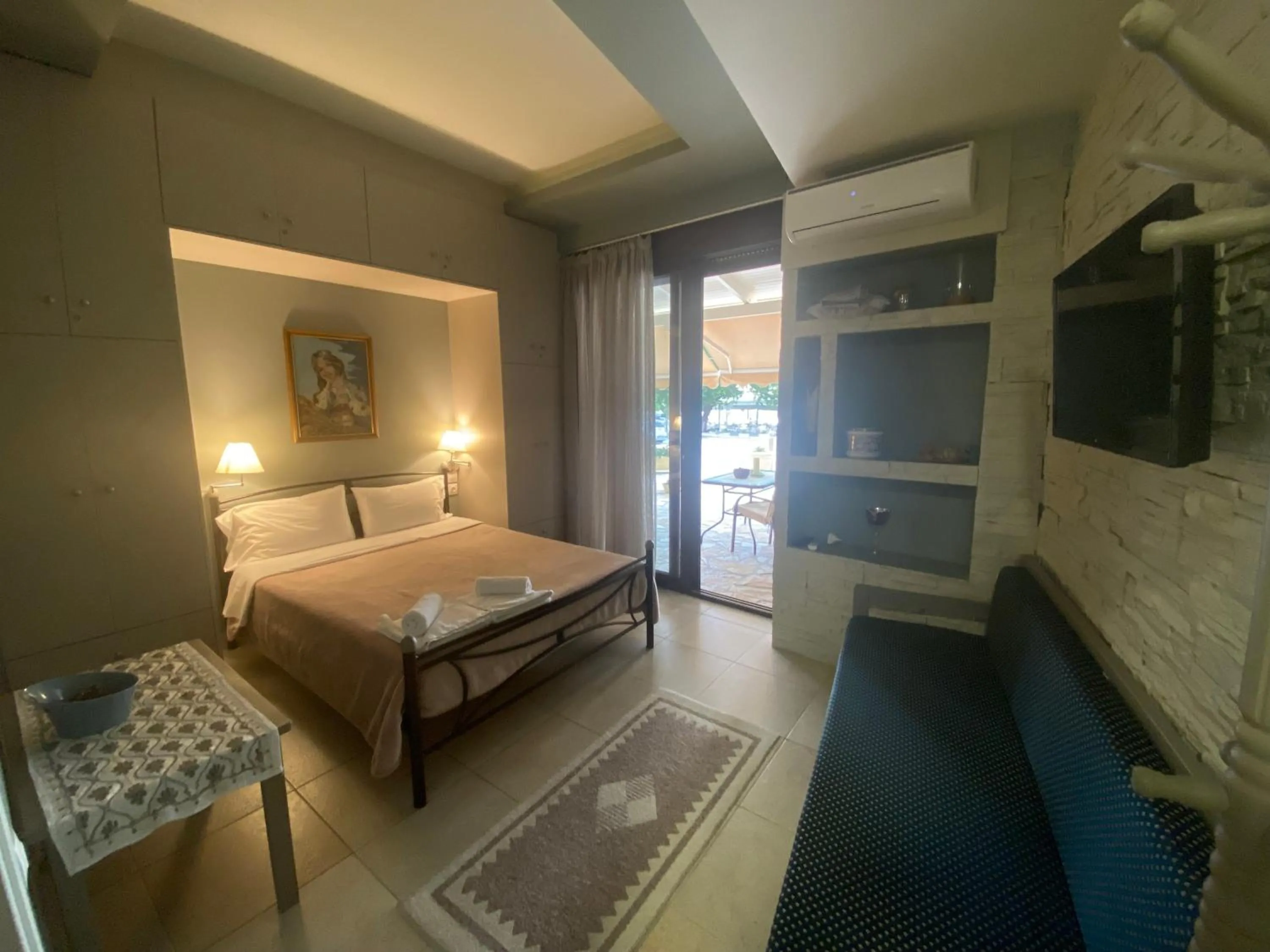 Photo of the whole room, Bed in Corali