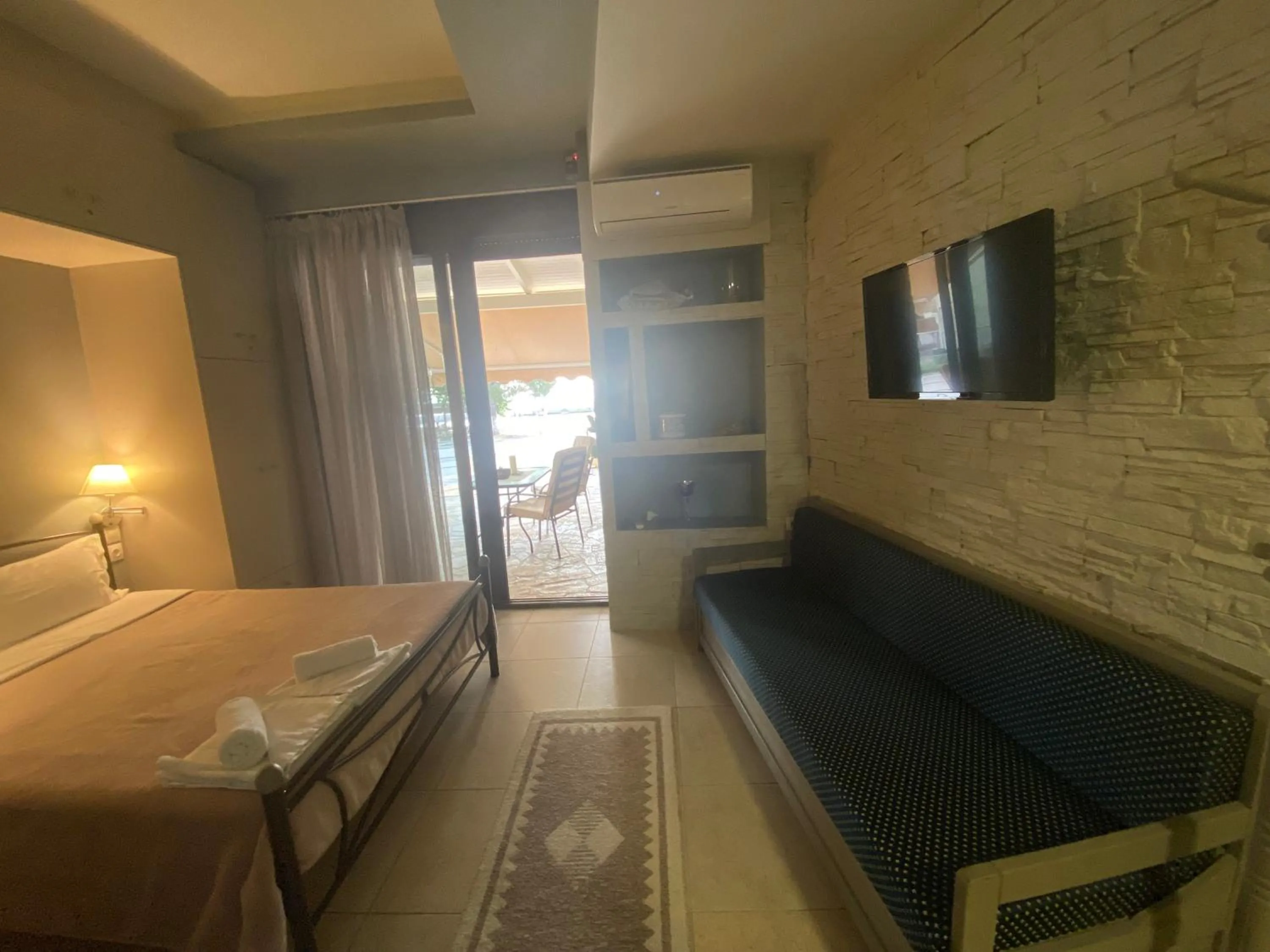 Photo of the whole room, Bed in Corali