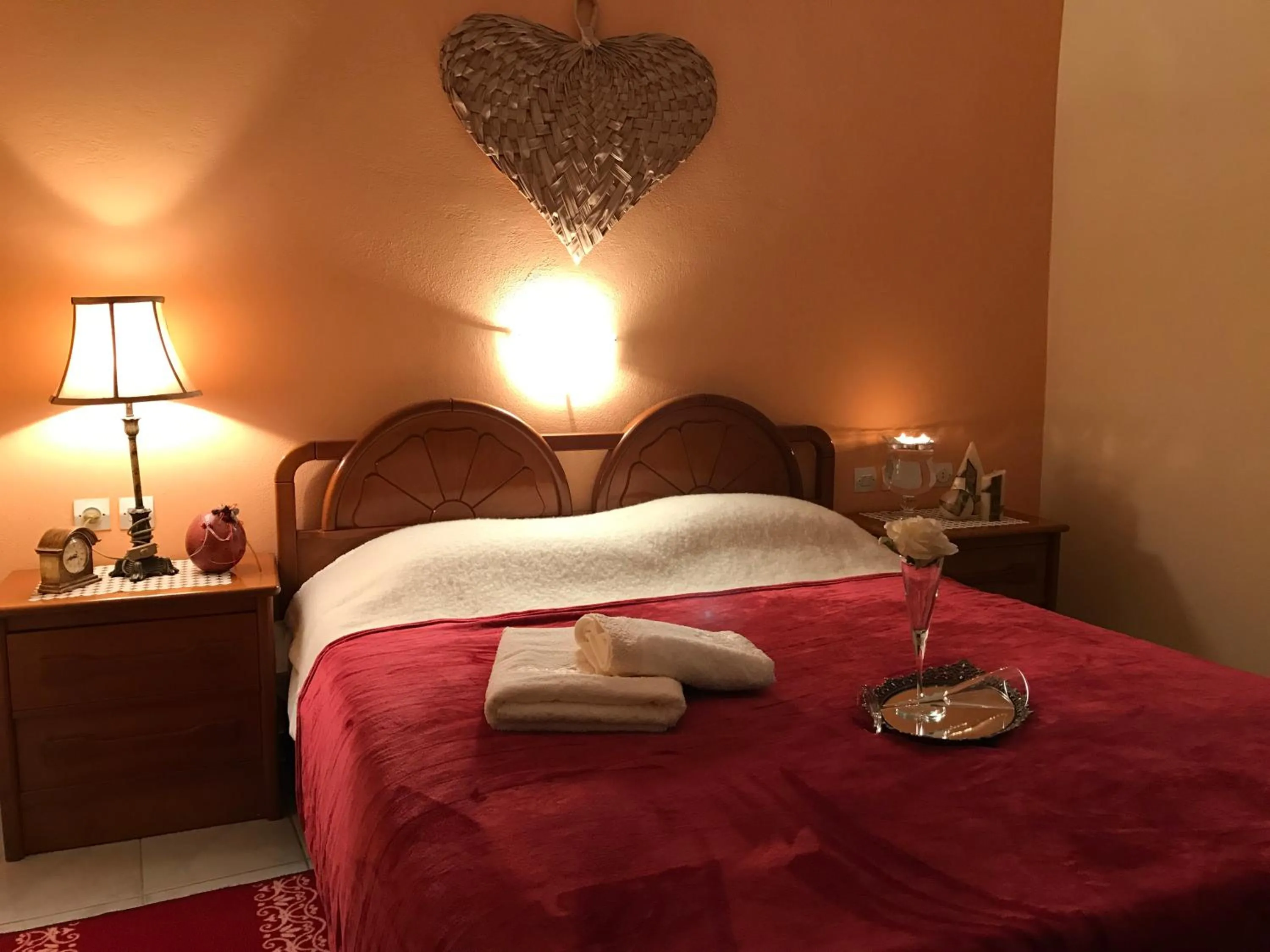 Photo of the whole room, Bed in Corali
