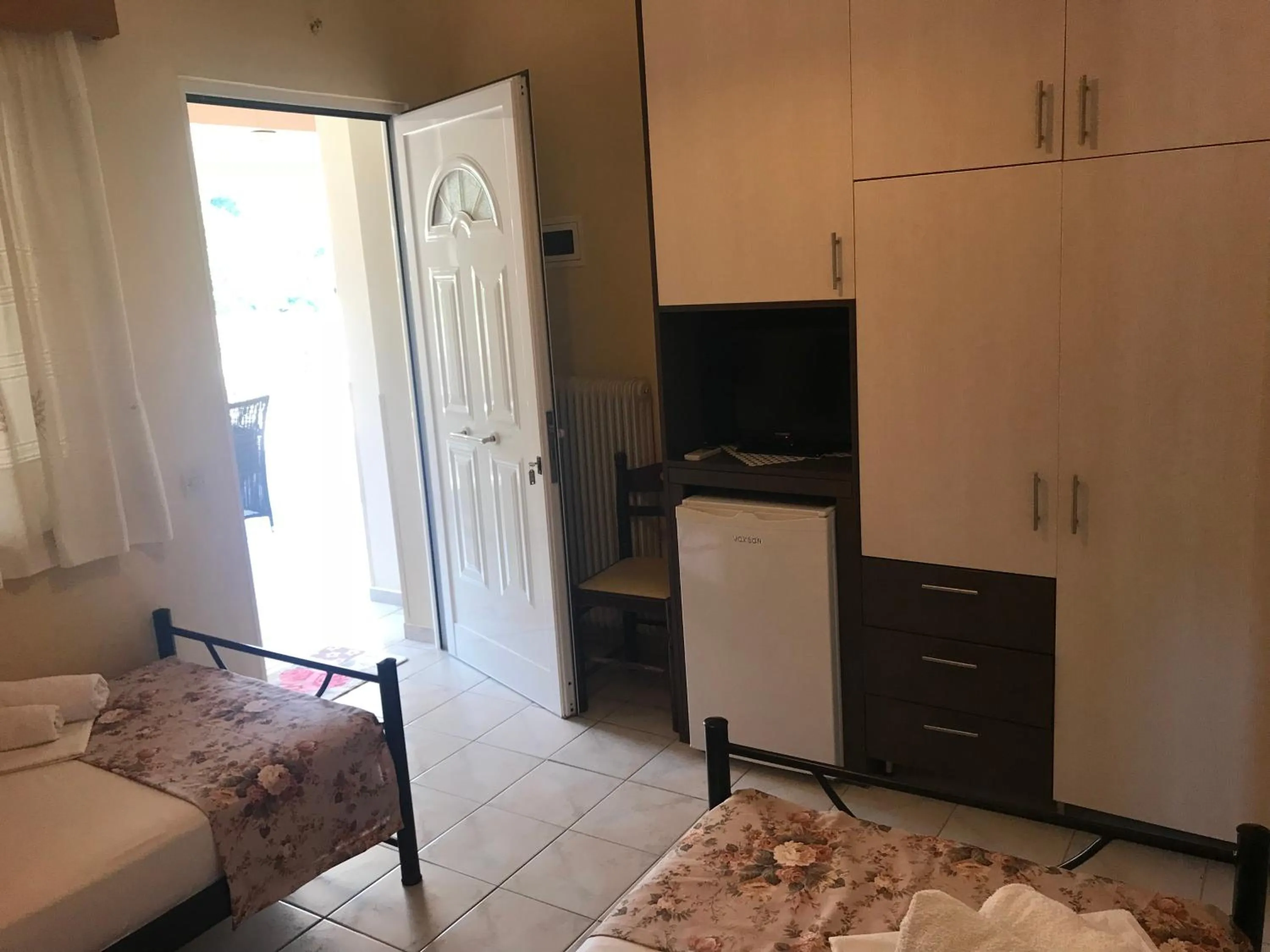 Photo of the whole room, Bed in Corali