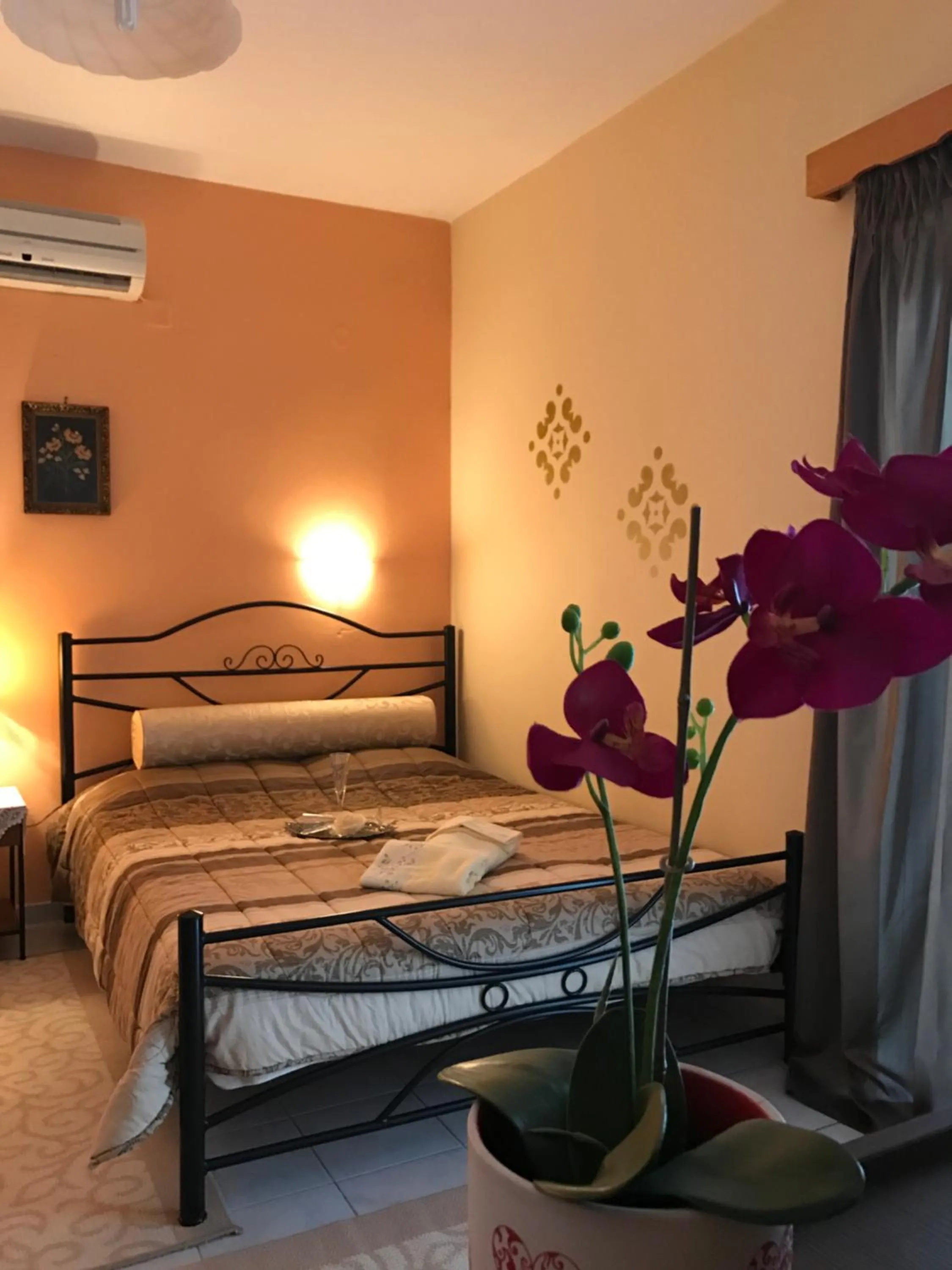 Photo of the whole room, Bed in Corali