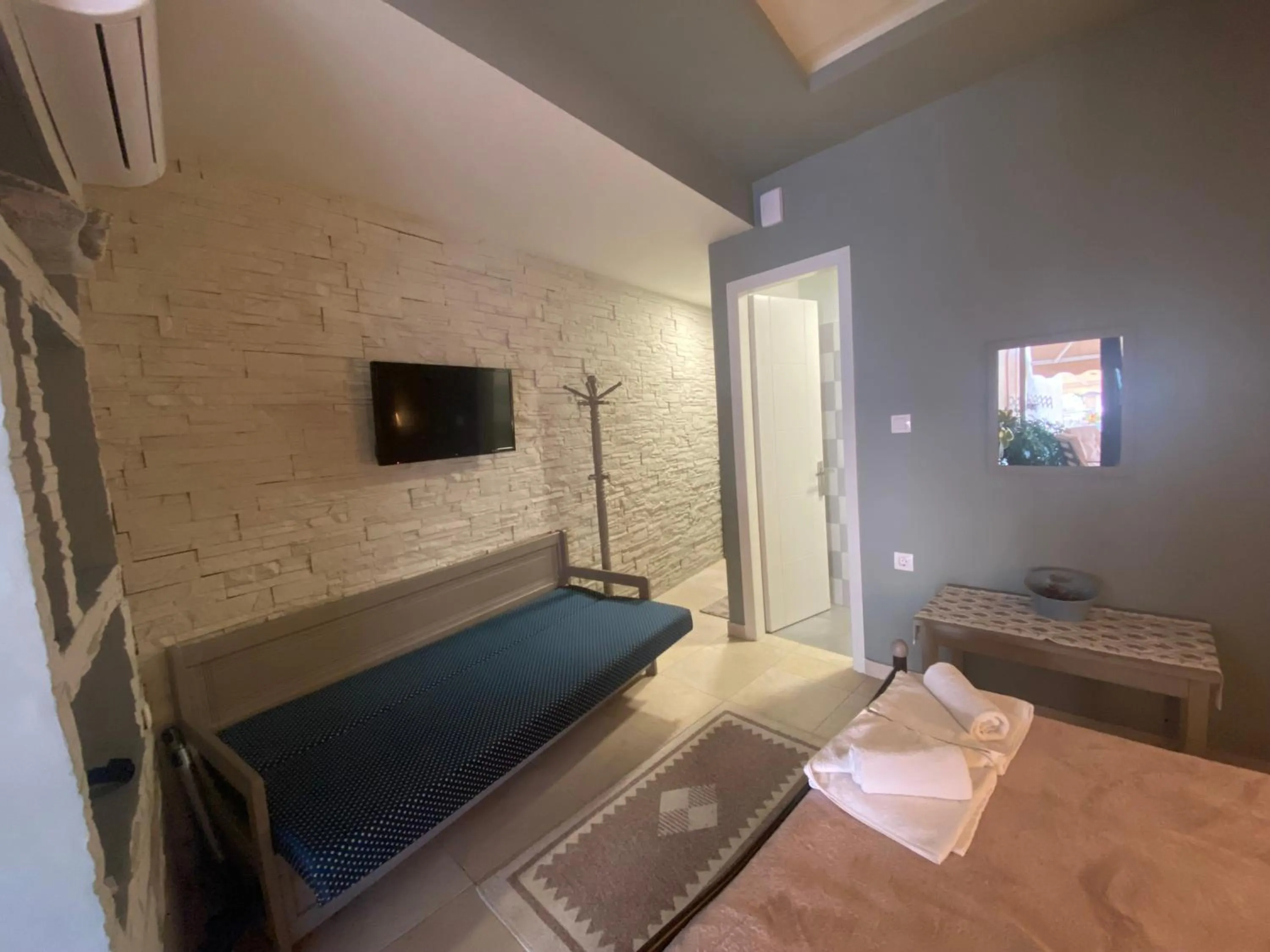 Photo of the whole room, Bed in Corali