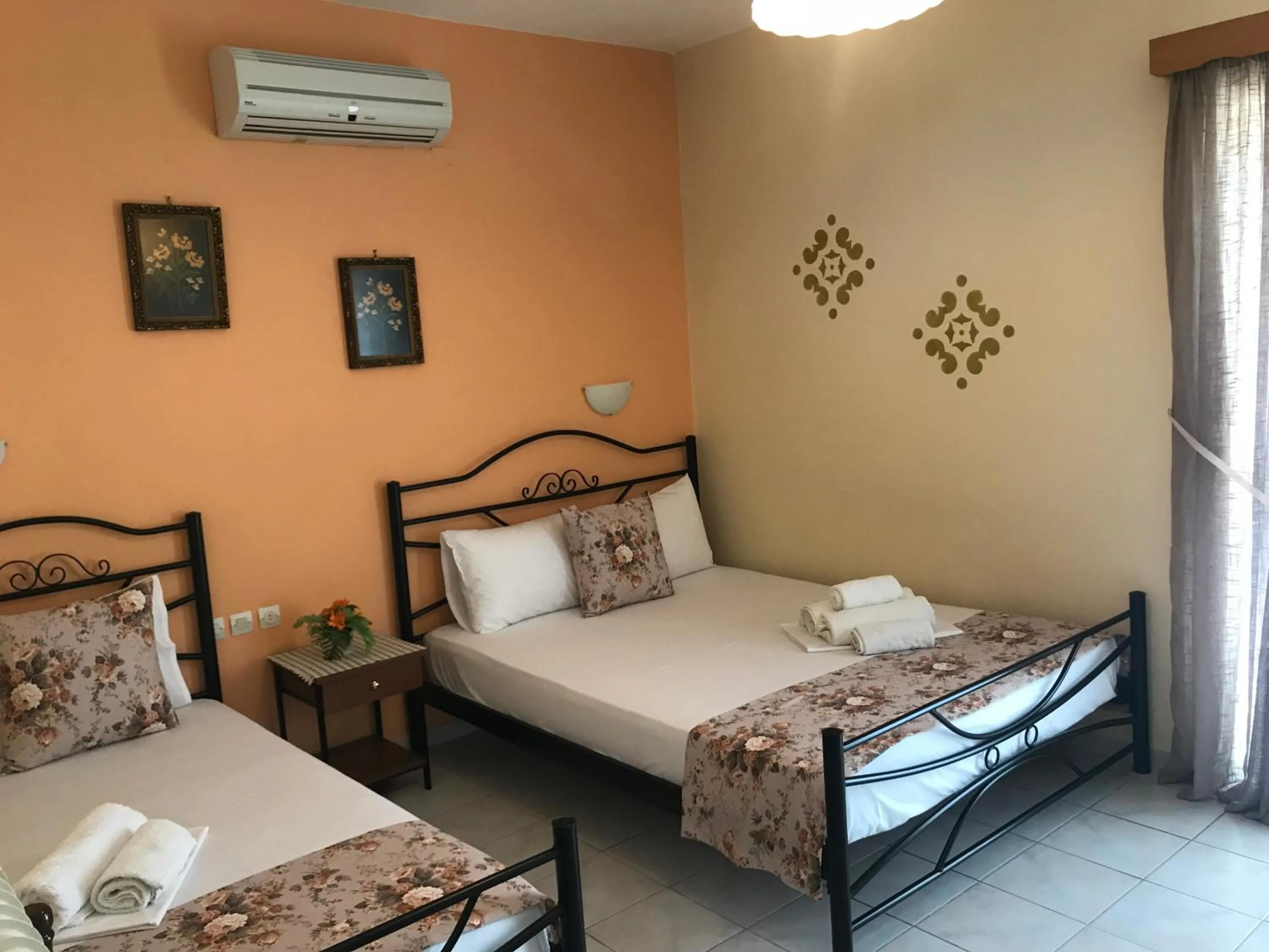 Photo of the whole room, Bed in Corali