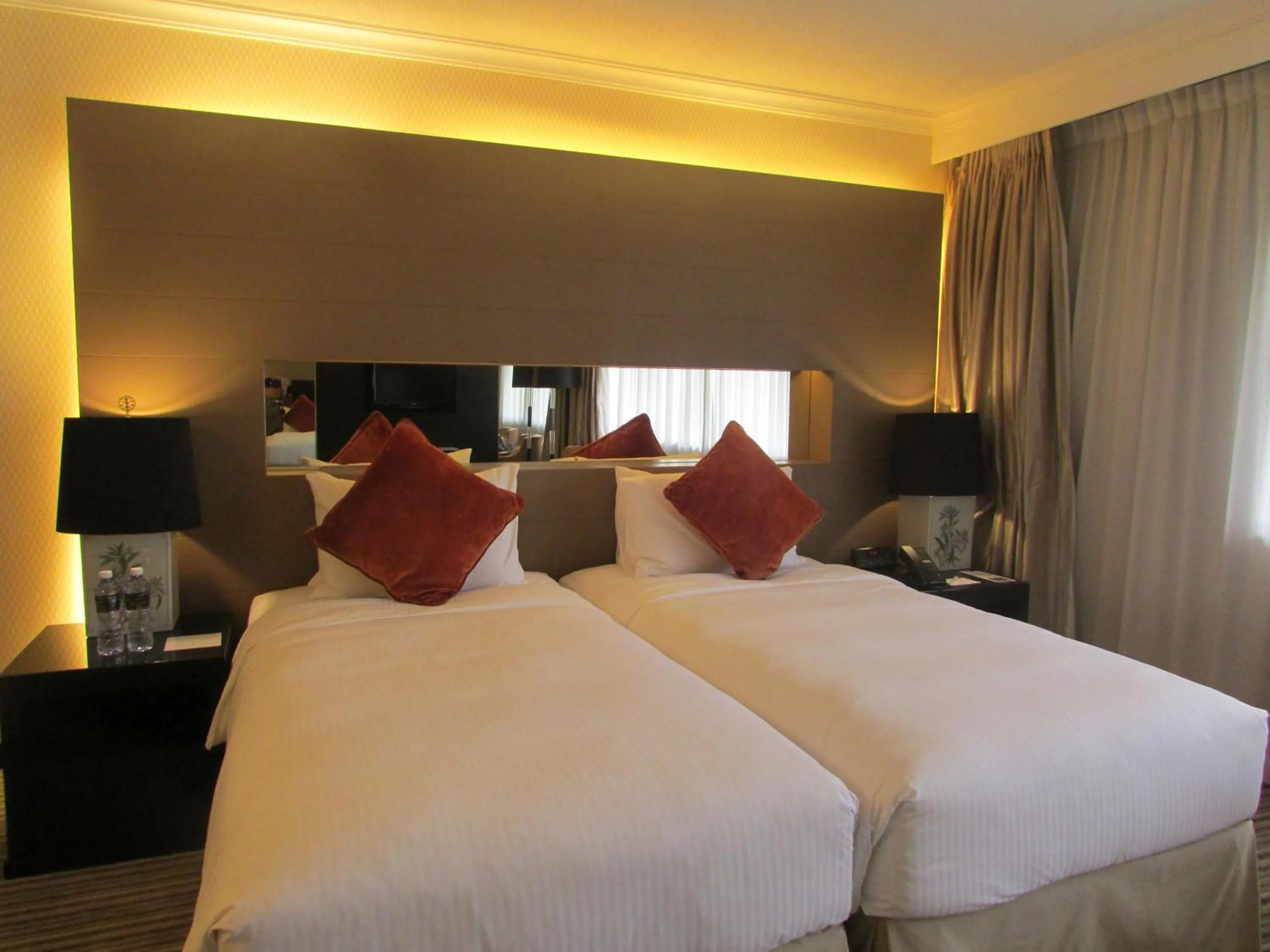 Bedroom, Bed in Concorde Hotel Singapore