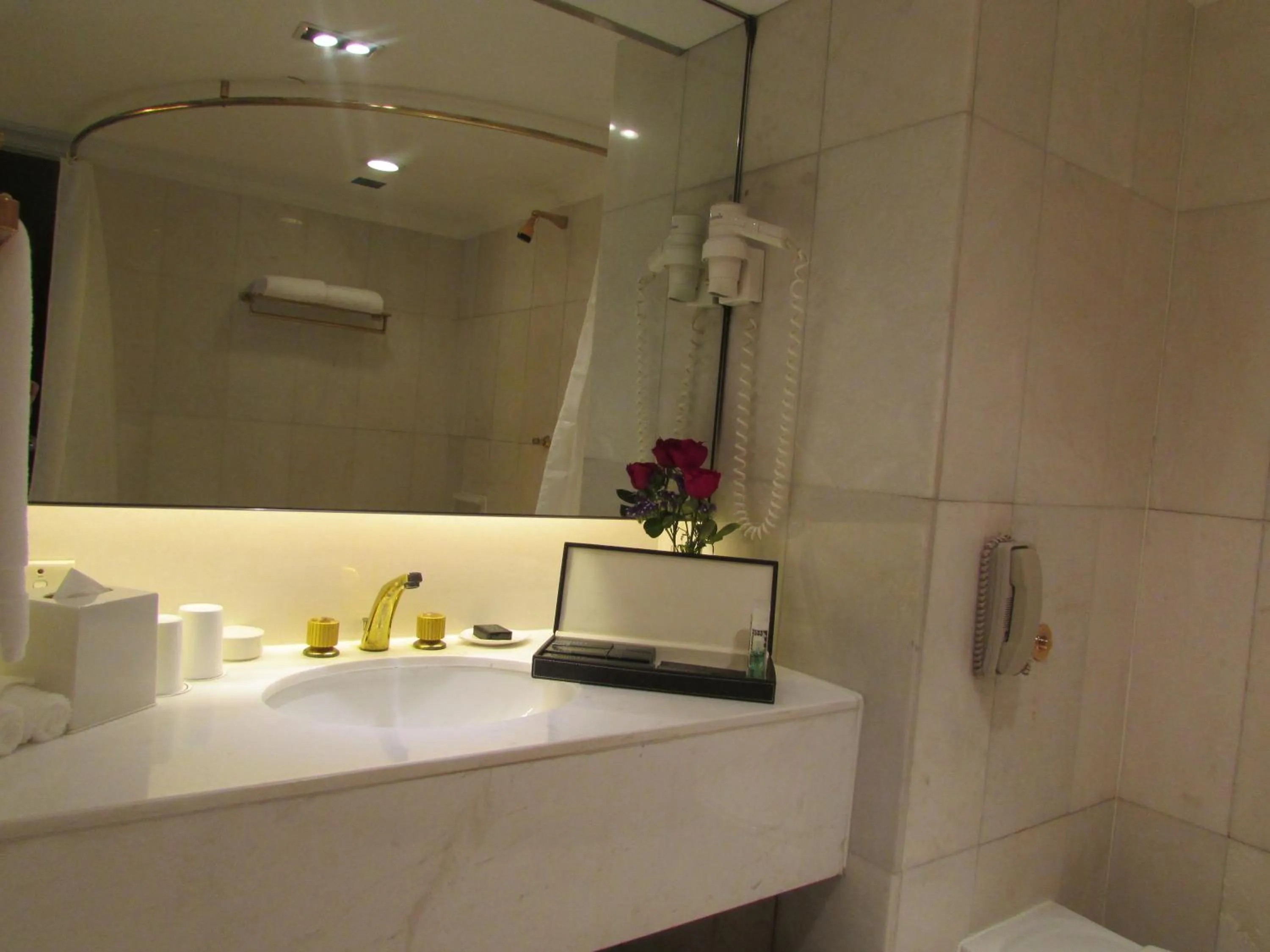 Bathroom in Concorde Hotel Singapore