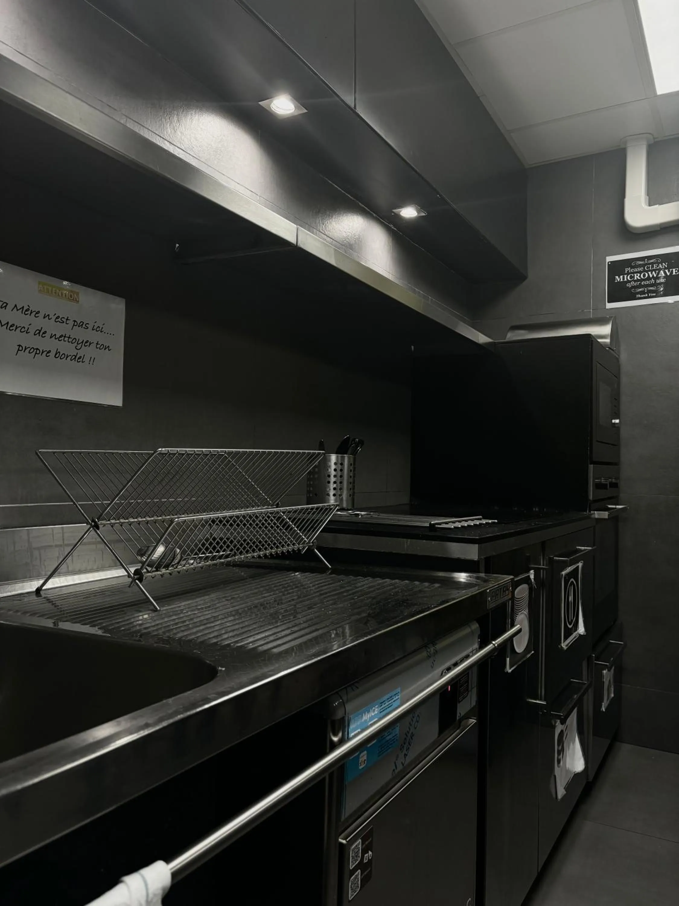 Kitchen or kitchenette in Peace & Love Hostel