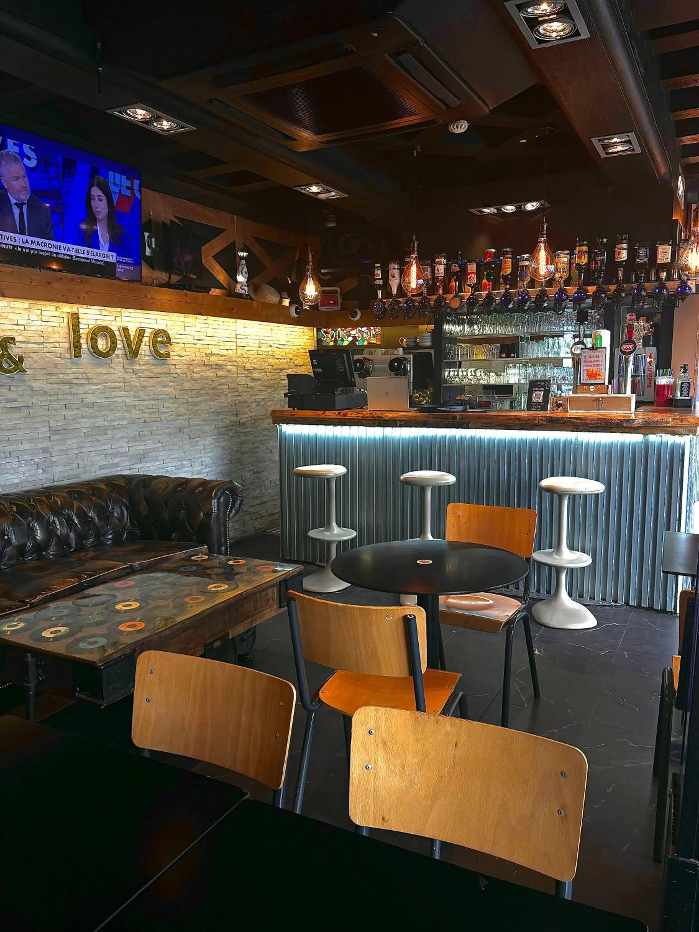 Living room in Peace & Love Hostel