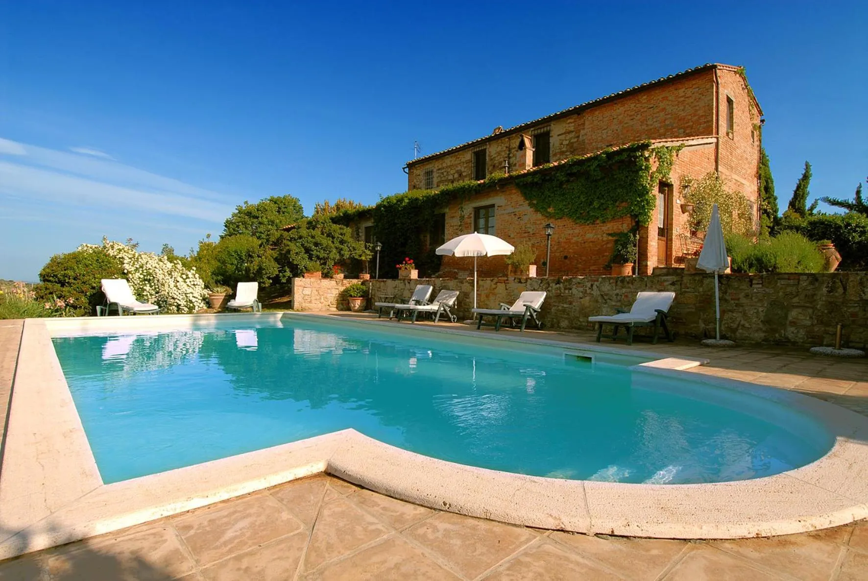 Swimming pool in Tenuta Santagnese