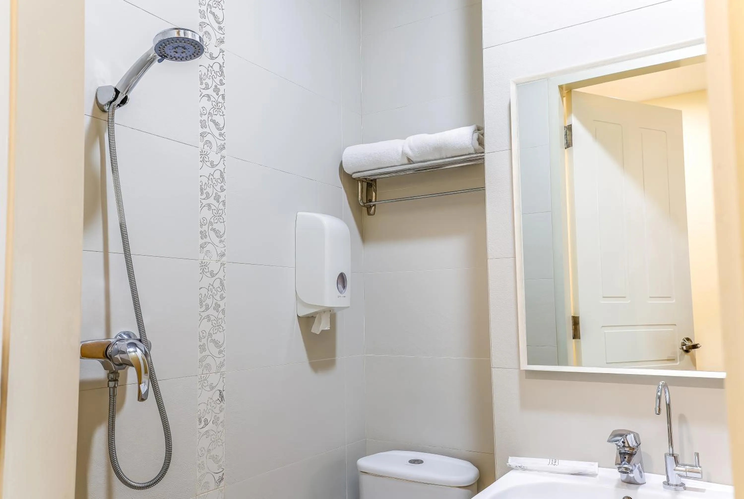 Toilet in Hotel 81 Dickson