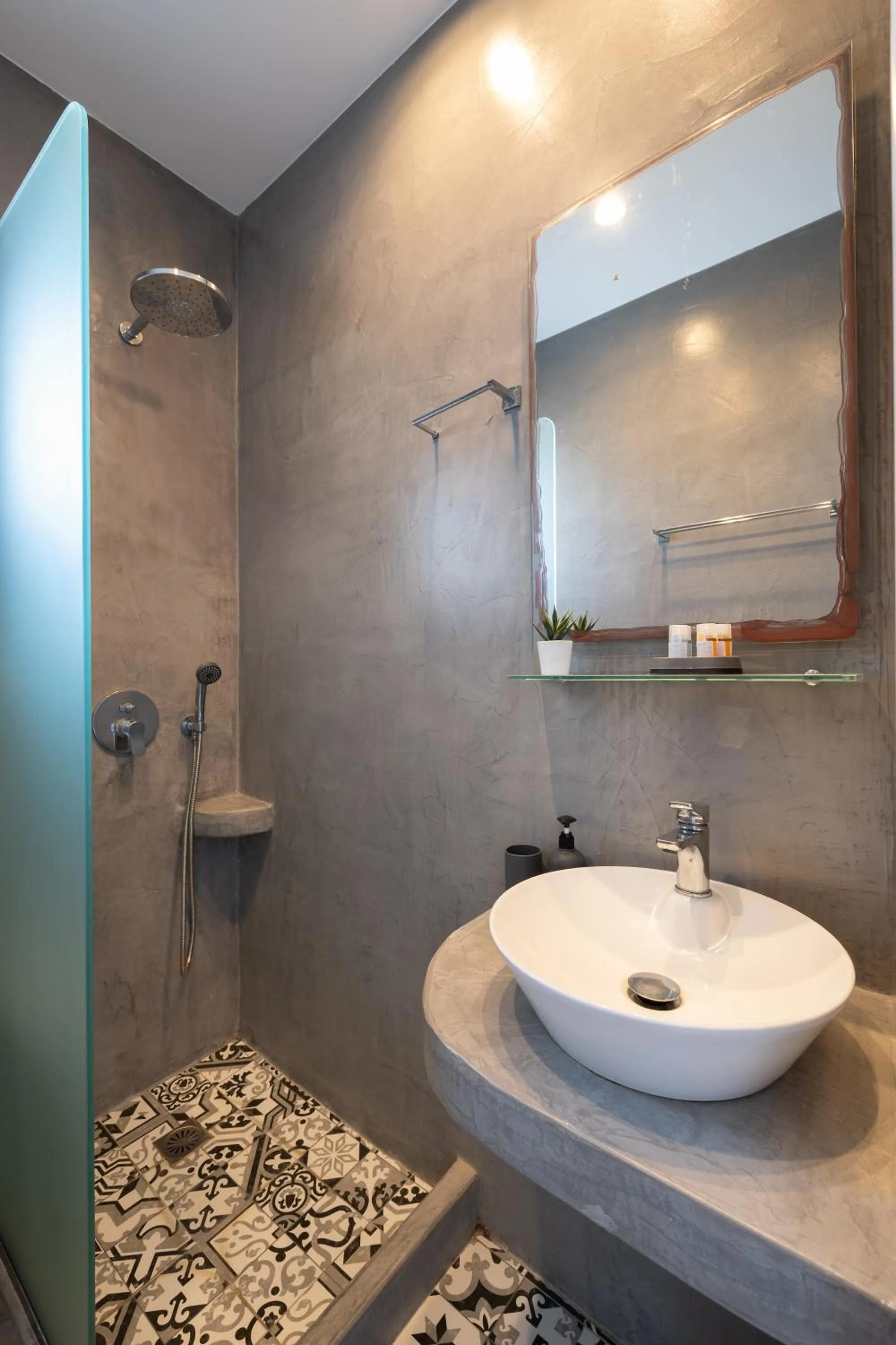 Shower in Villa Happening