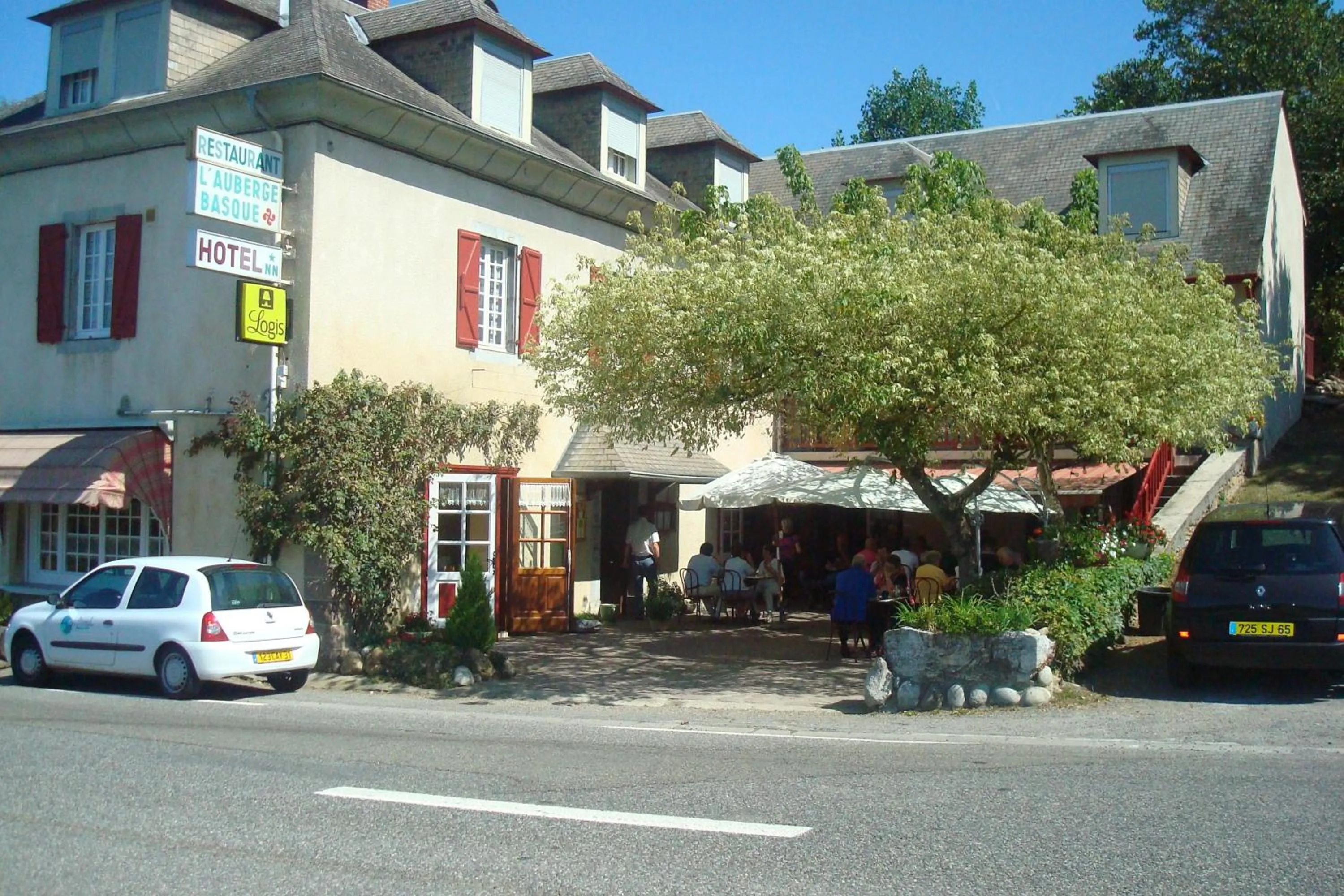Facade/entrance in Logis L'Auberge Basque
