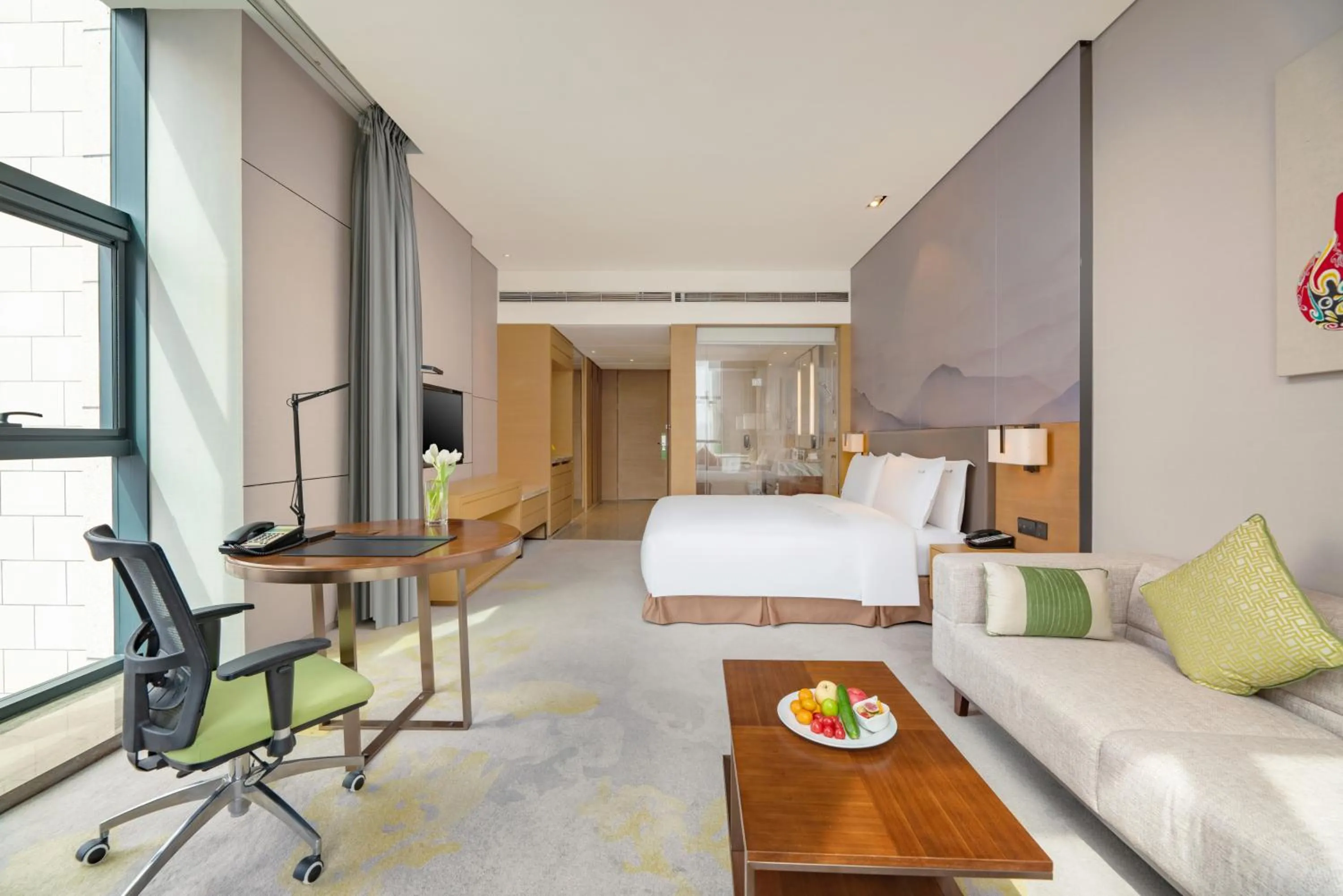 Photo of the whole room, Bed in Holiday Inn Baoji Central by IHG
