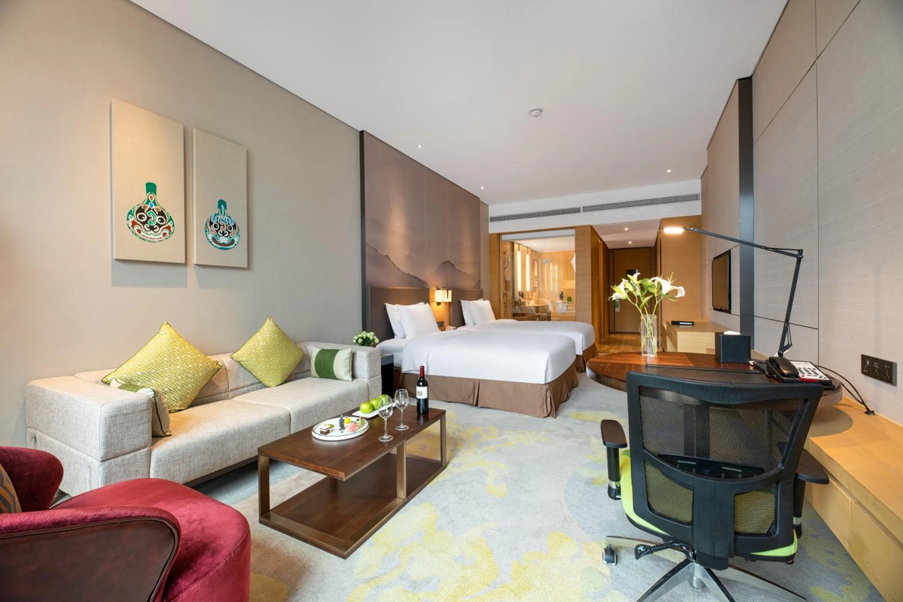 Photo of the whole room, Bed in Holiday Inn Baoji Central by IHG