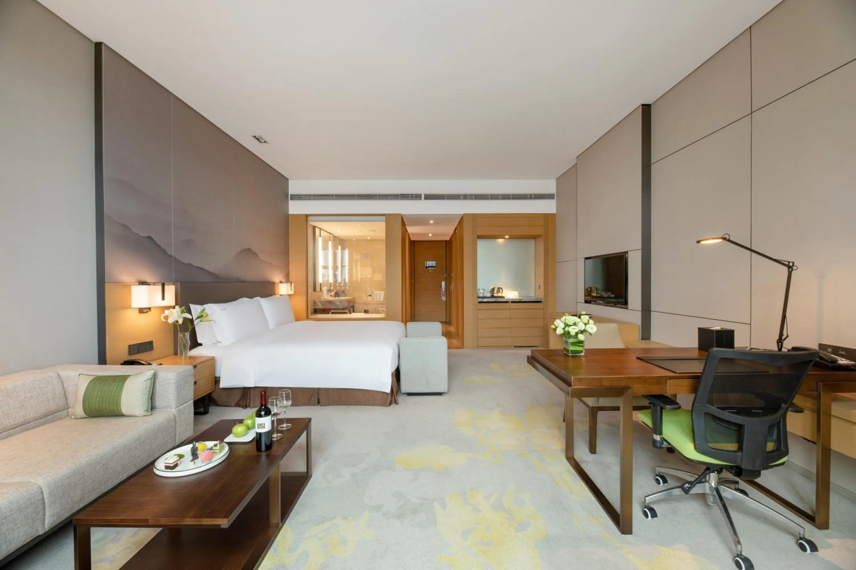 Photo of the whole room, Bed in Holiday Inn Baoji Central by IHG