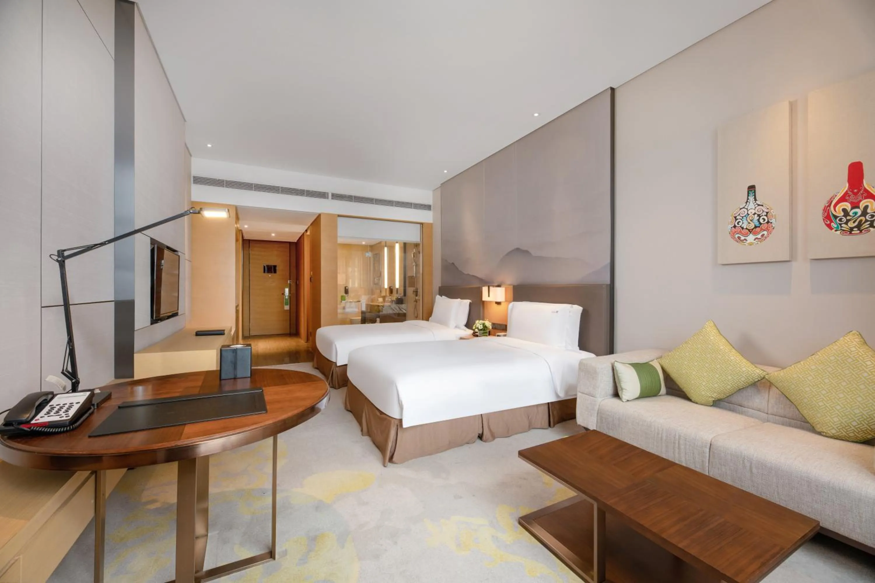 Photo of the whole room, Bed in Holiday Inn Baoji Central by IHG