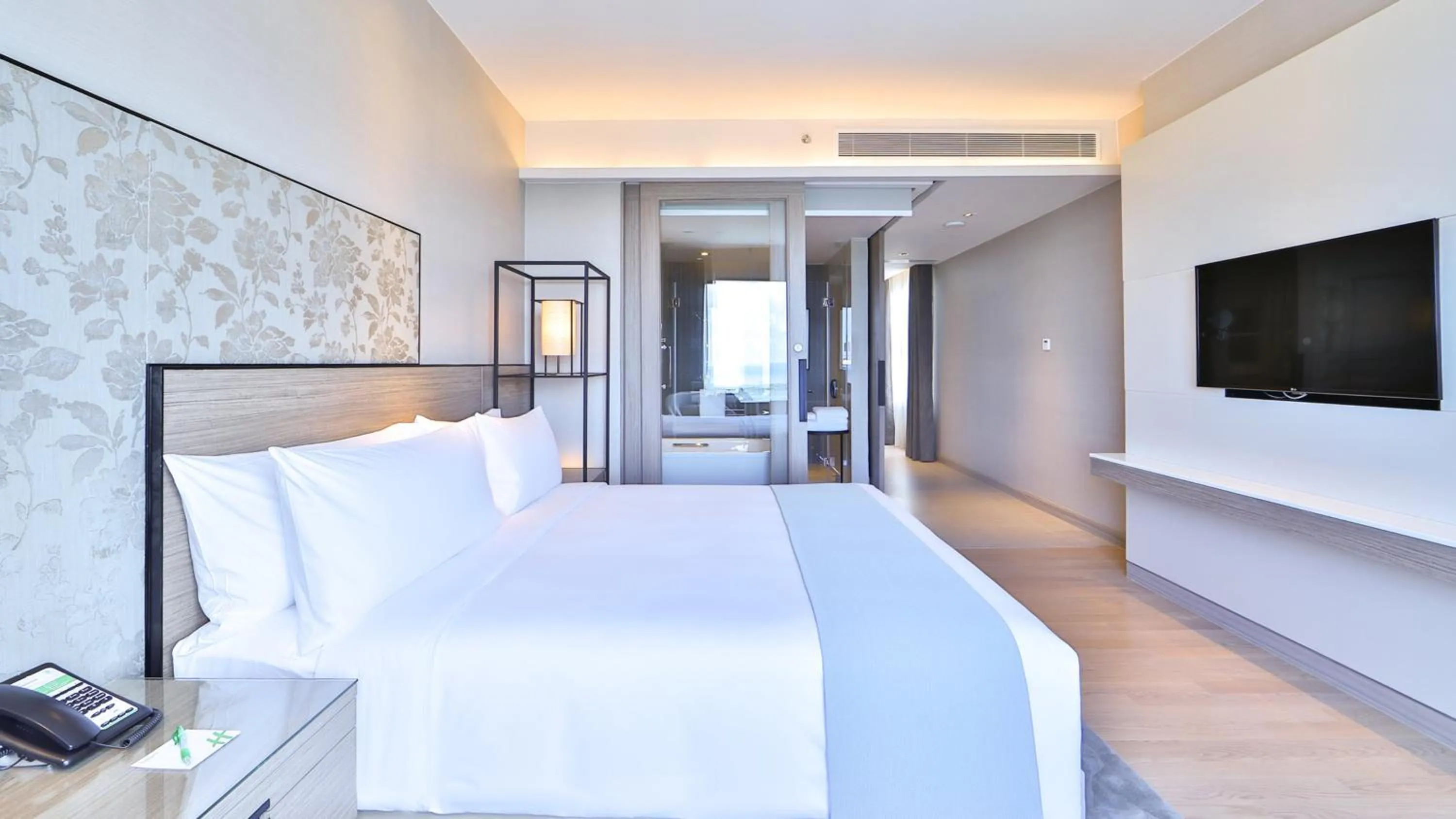 Photo of the whole room, Bed in Holiday Inn & Suites Rayong City Centre by IHG