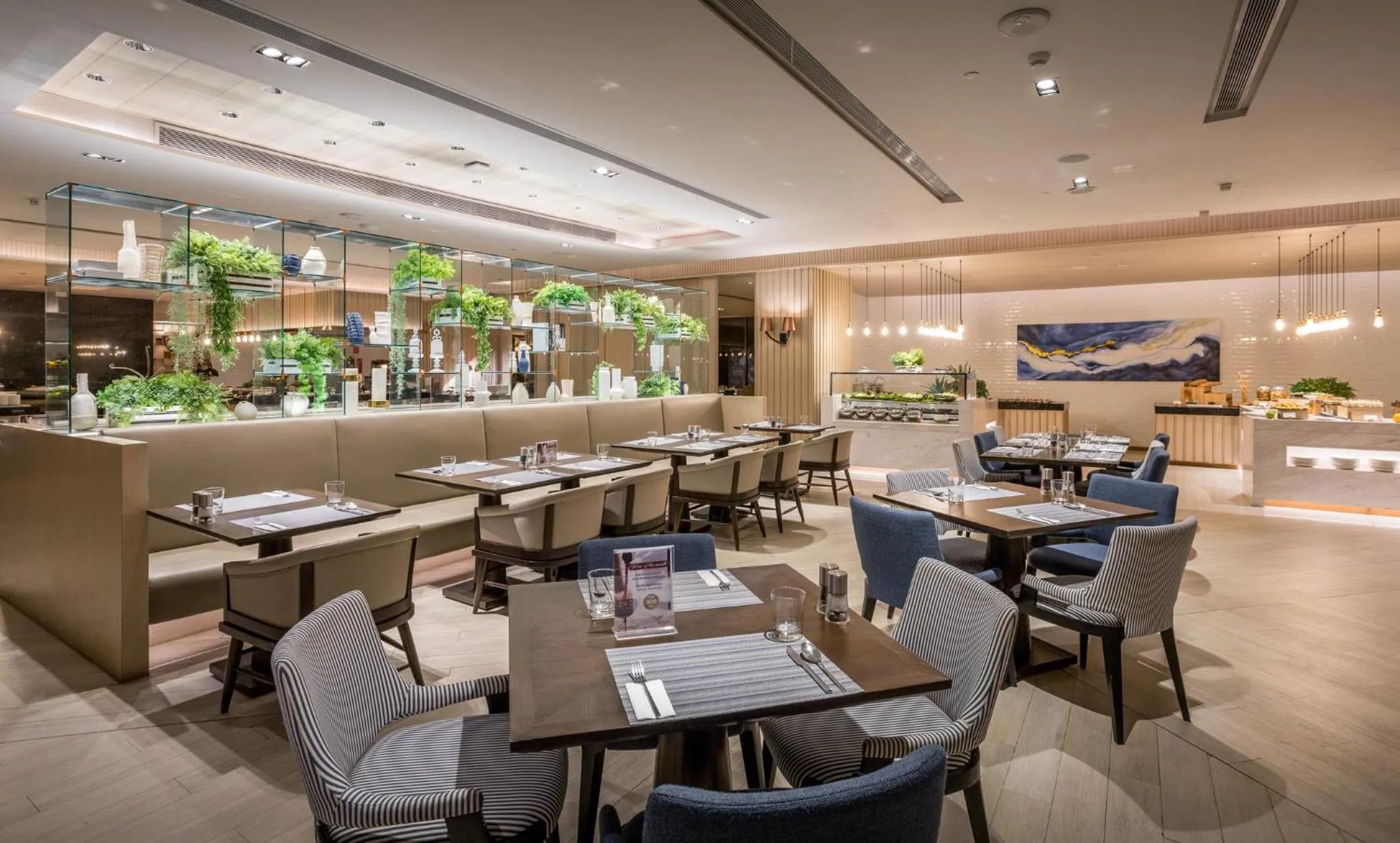 Restaurant/places to eat in Holiday Inn & Suites Rayong City Centre by IHG