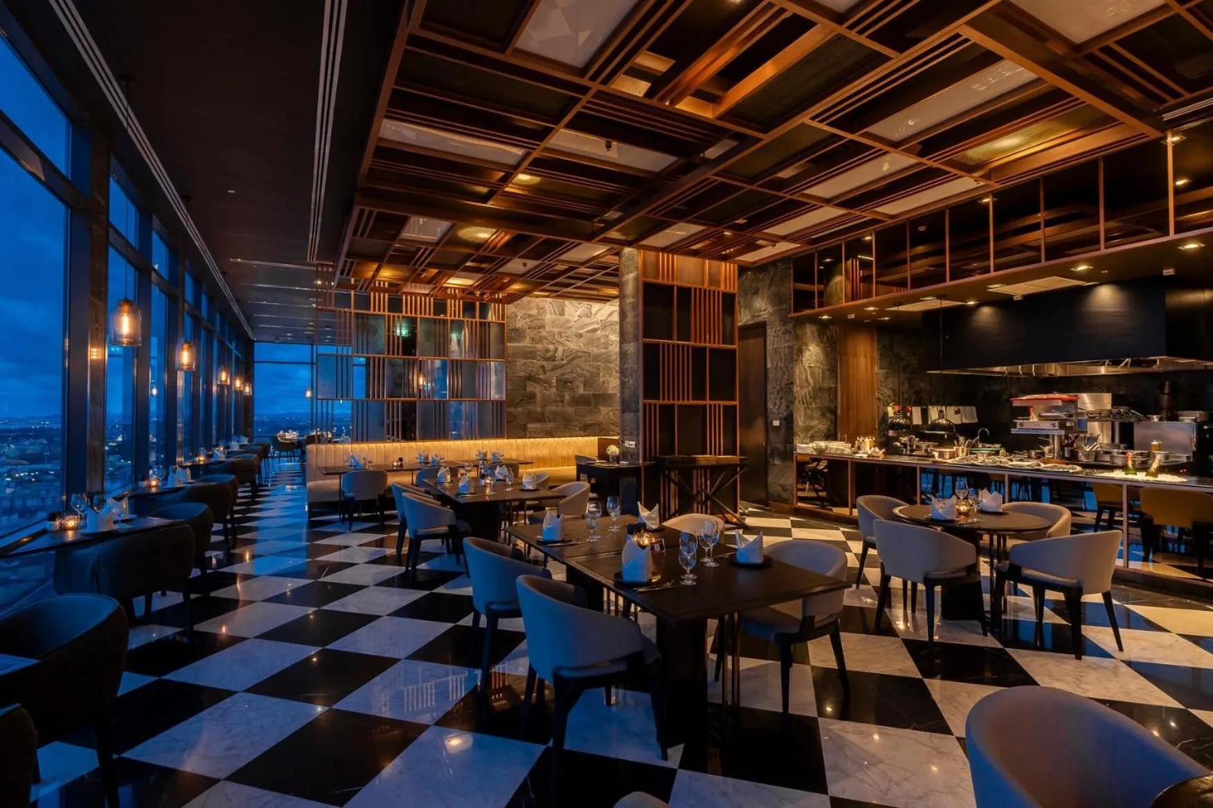 Restaurant/places to eat in Holiday Inn & Suites Rayong City Centre by IHG