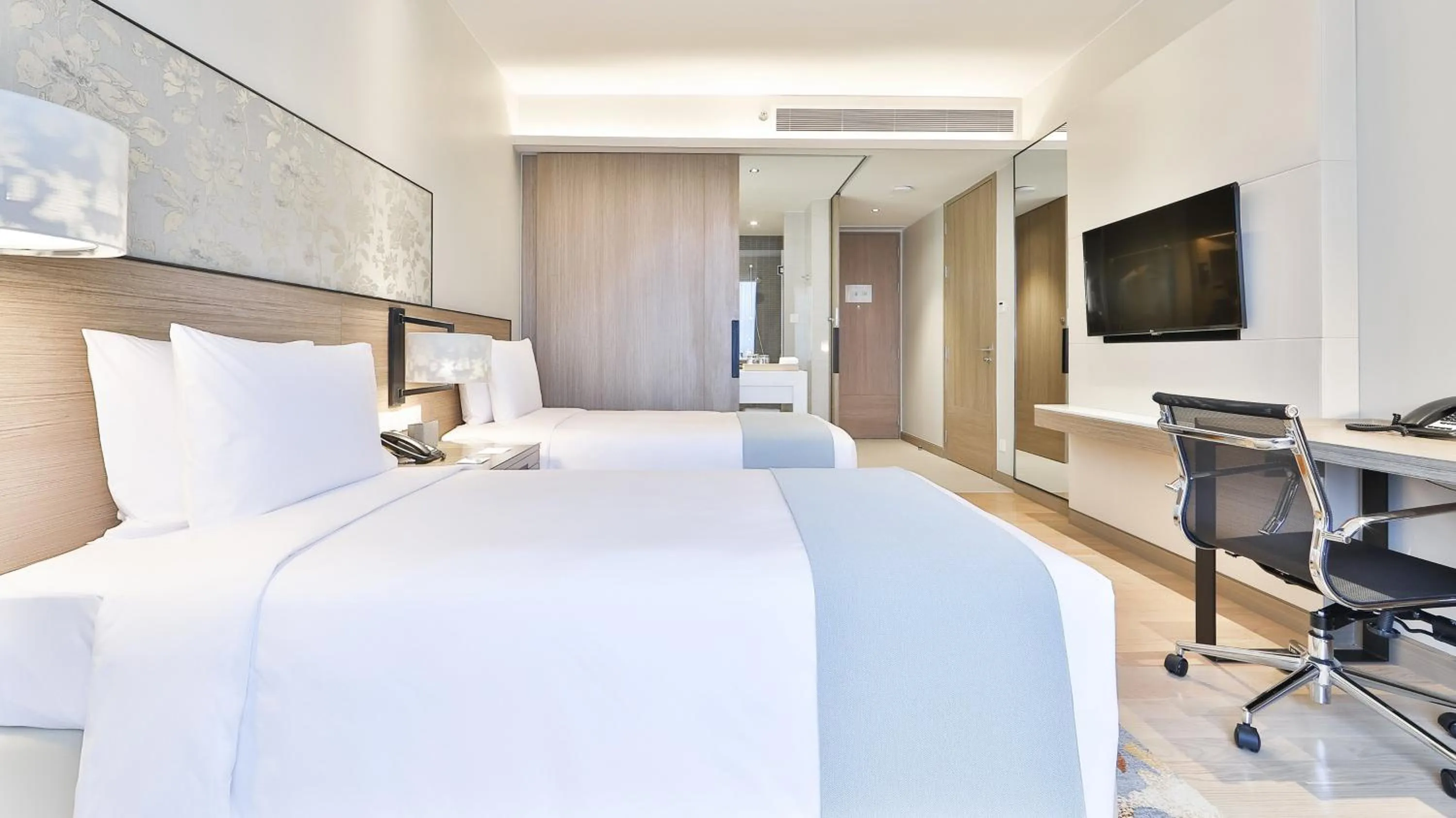 Photo of the whole room, Bed in Holiday Inn & Suites Rayong City Centre by IHG