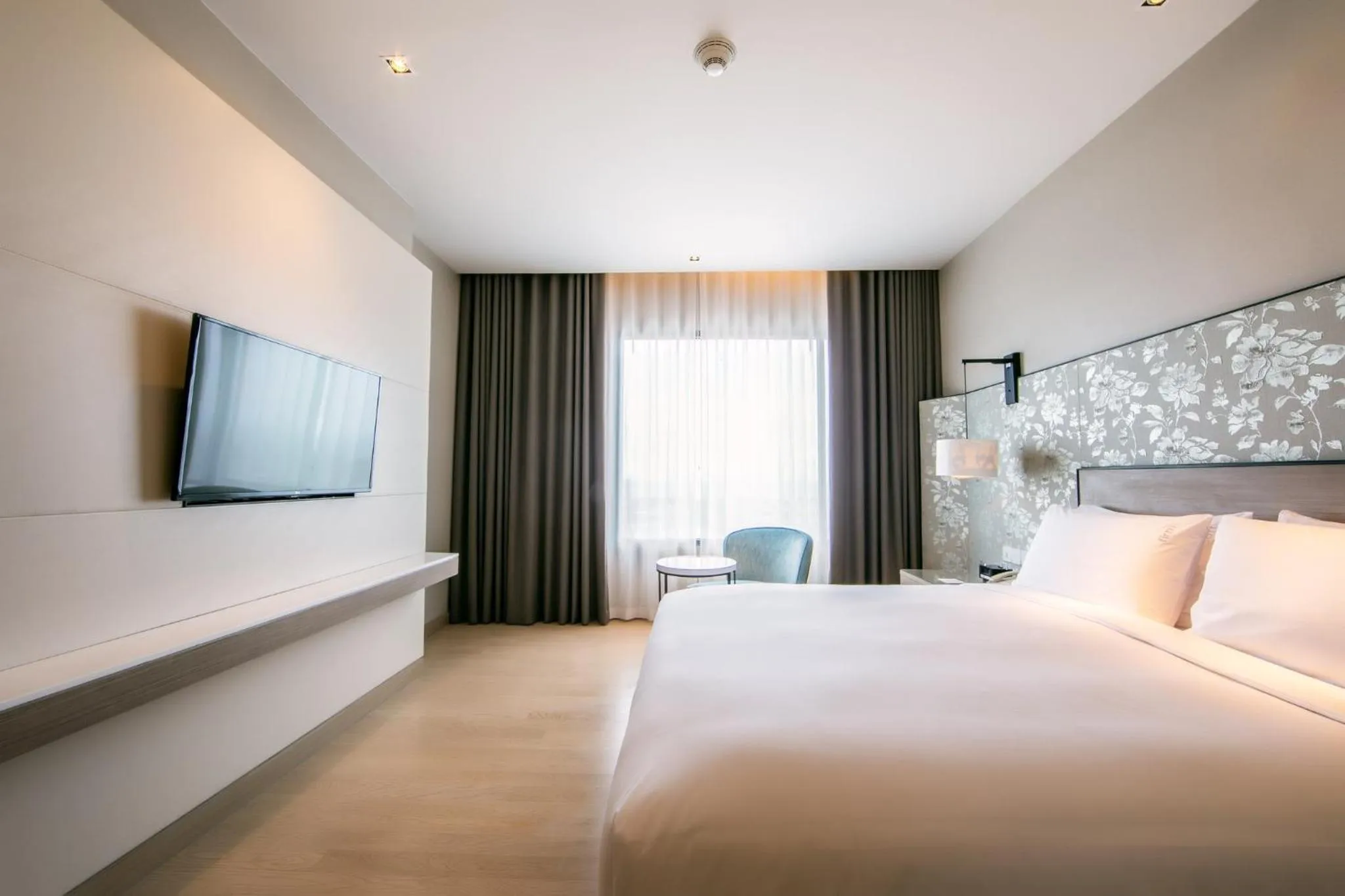 Photo of the whole room, Bed in Holiday Inn & Suites Rayong City Centre by IHG