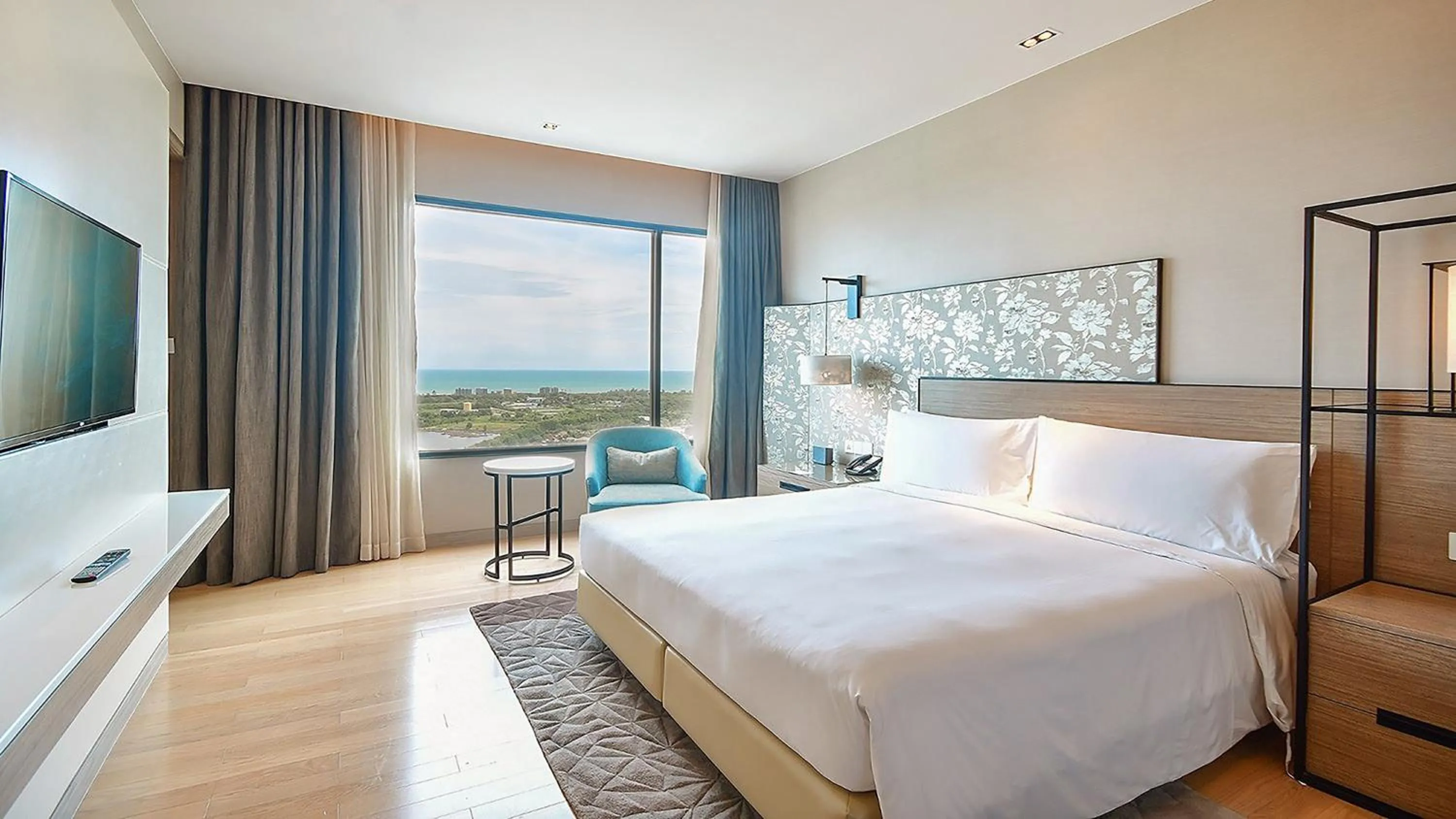 Photo of the whole room, Bed in Holiday Inn & Suites Rayong City Centre by IHG