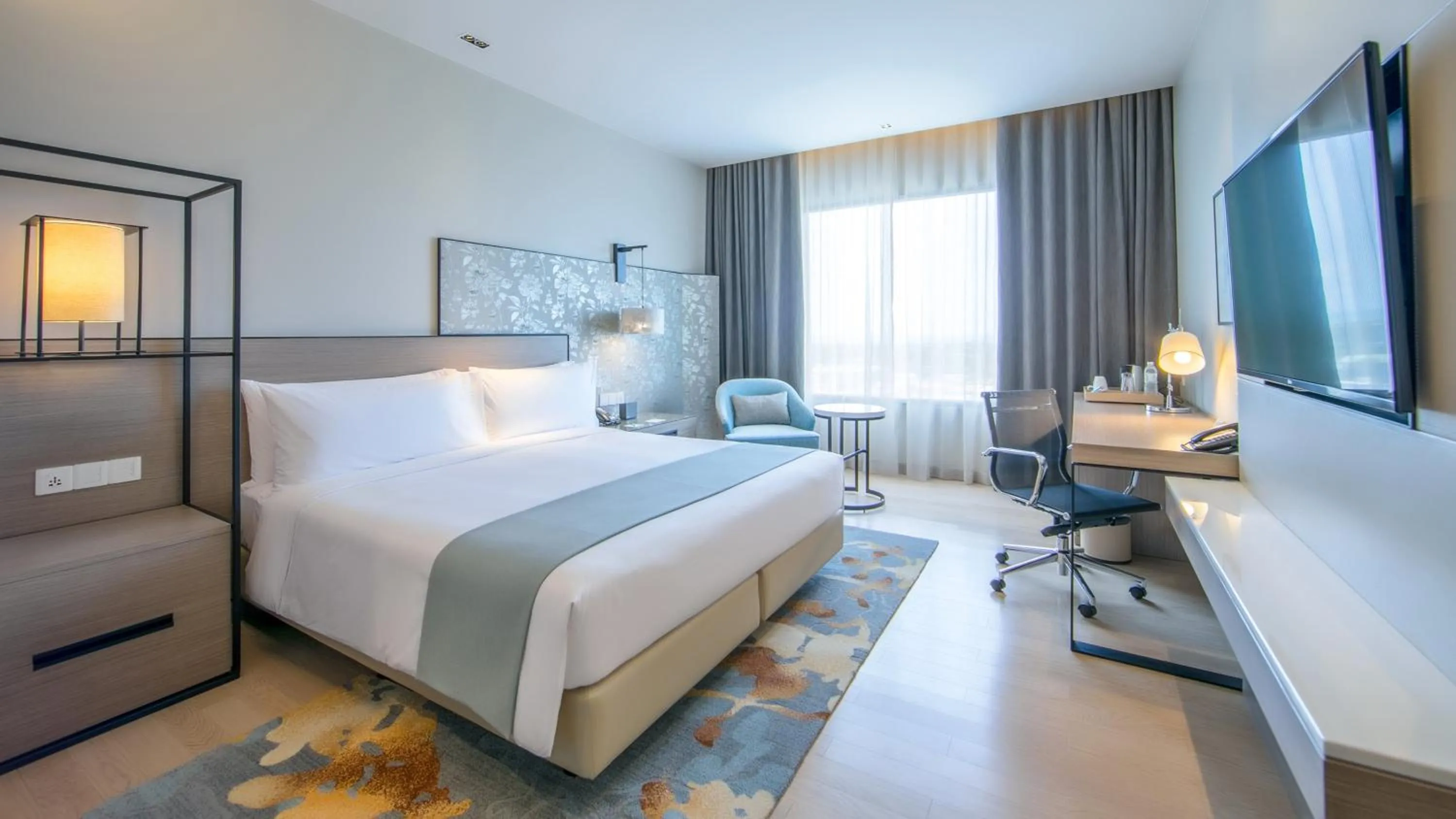 Photo of the whole room, Bed in Holiday Inn & Suites Rayong City Centre by IHG