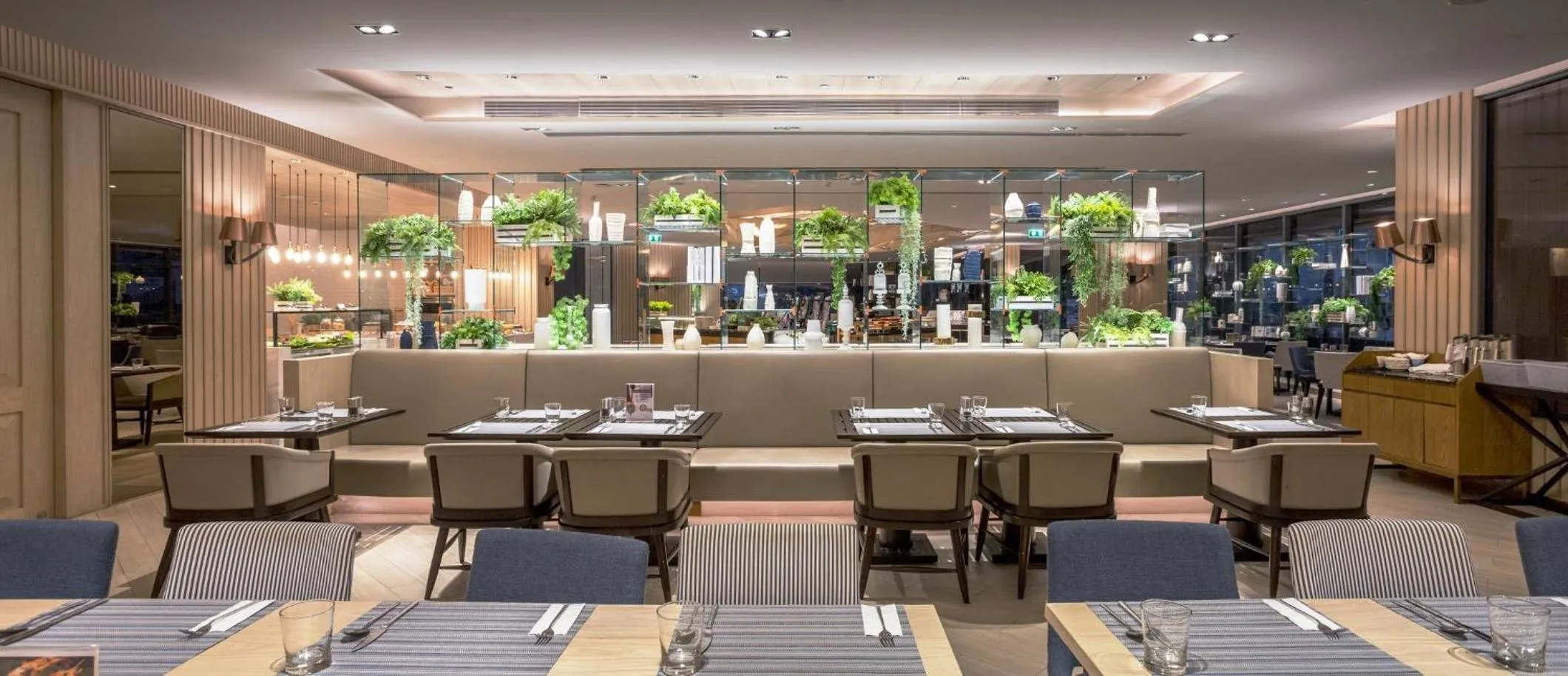 Restaurant/places to eat in Holiday Inn & Suites Rayong City Centre by IHG