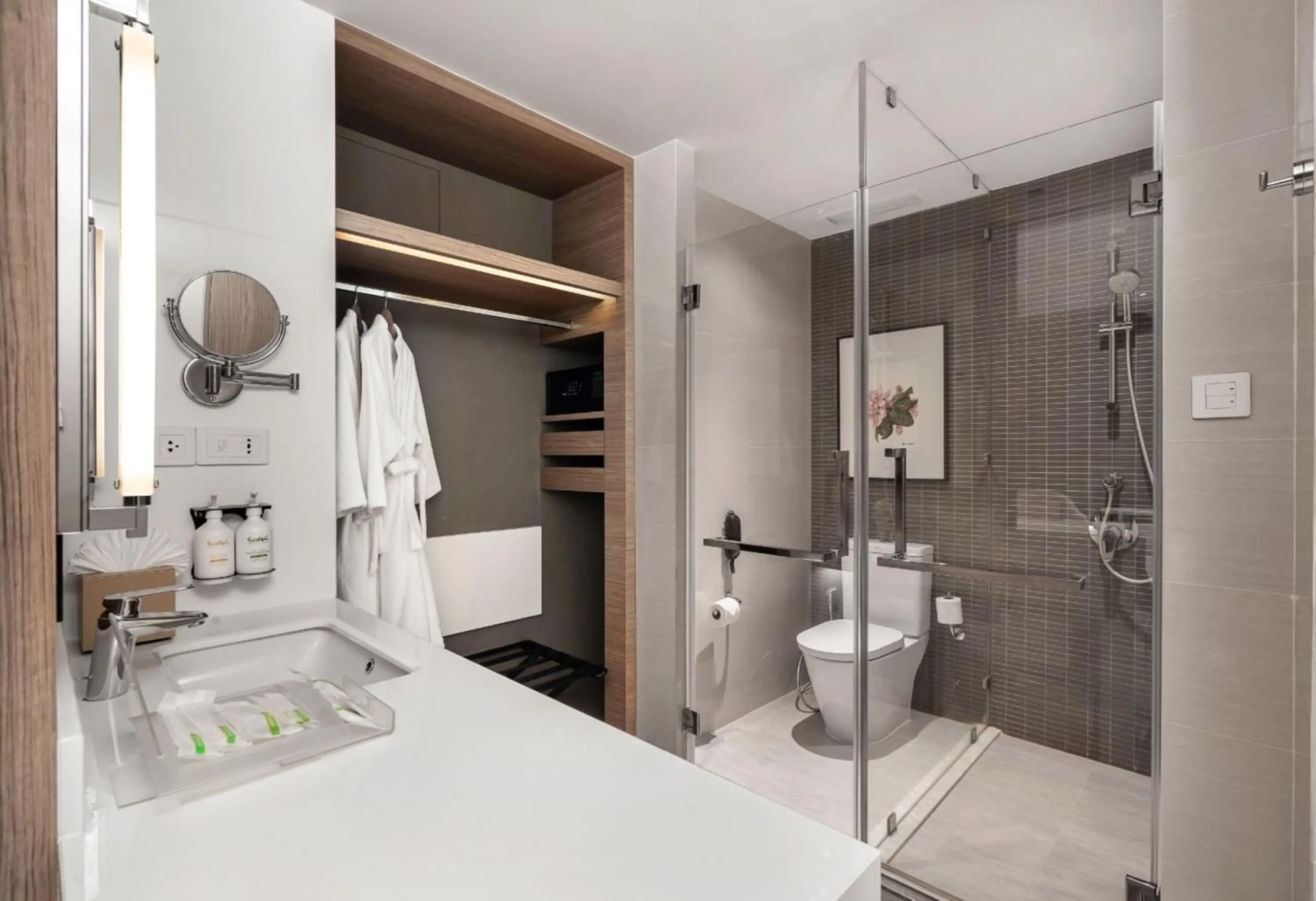 Bathroom, Bed in Holiday Inn & Suites Rayong City Centre by IHG