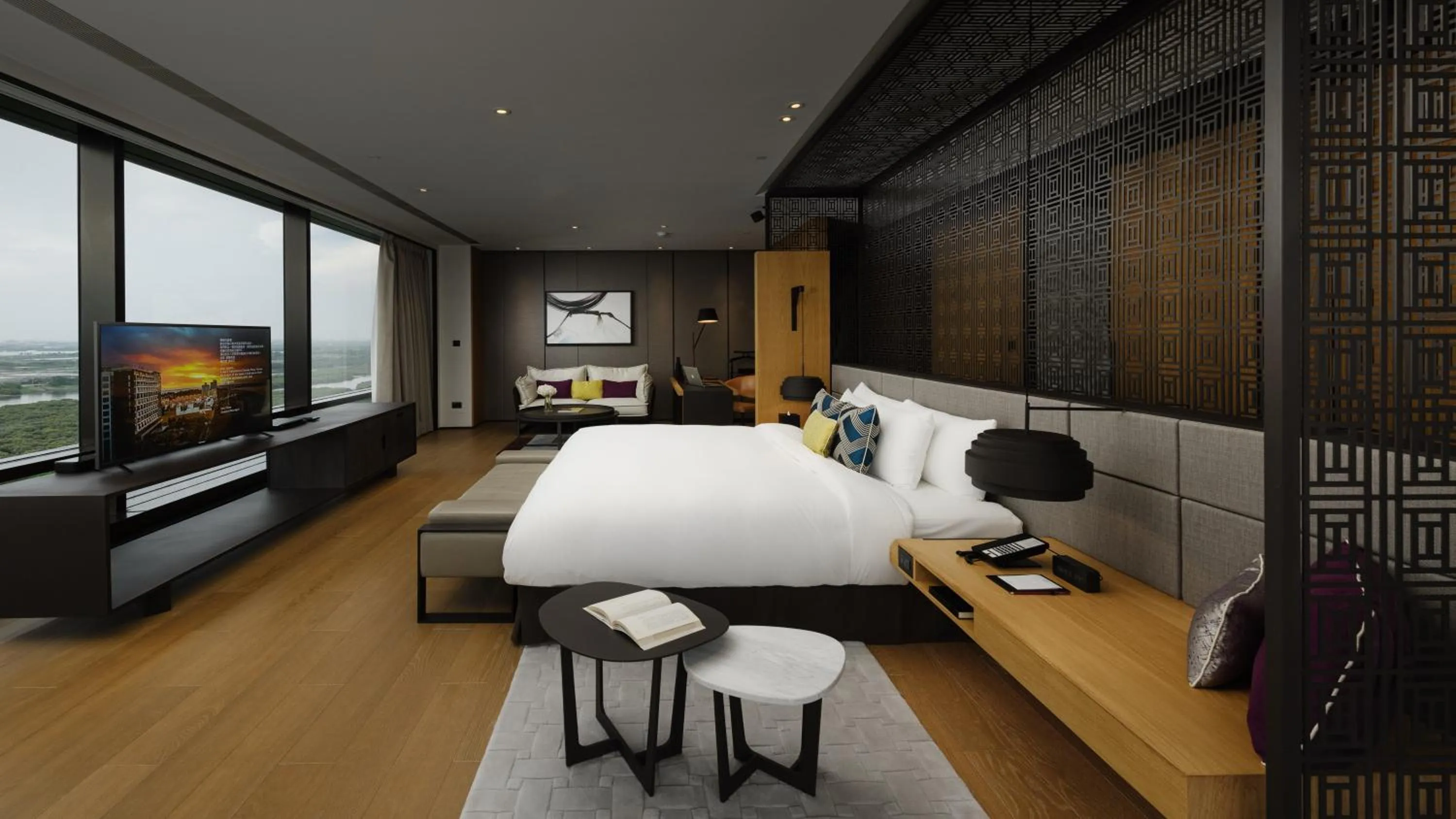 Photo of the whole room, Bed in Crowne Plaza Tainan by IHG