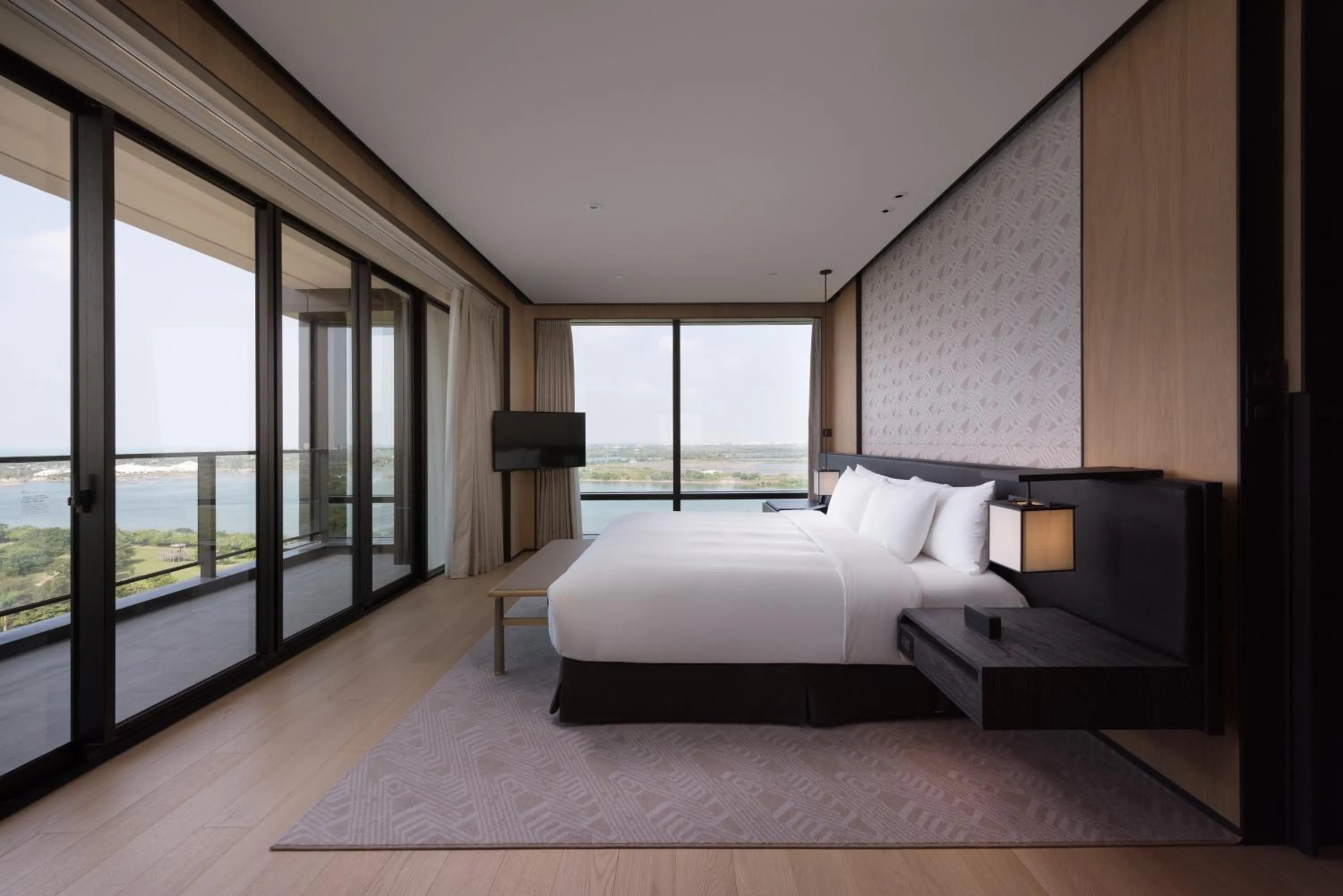 Photo of the whole room, Bed in Crowne Plaza Tainan by IHG