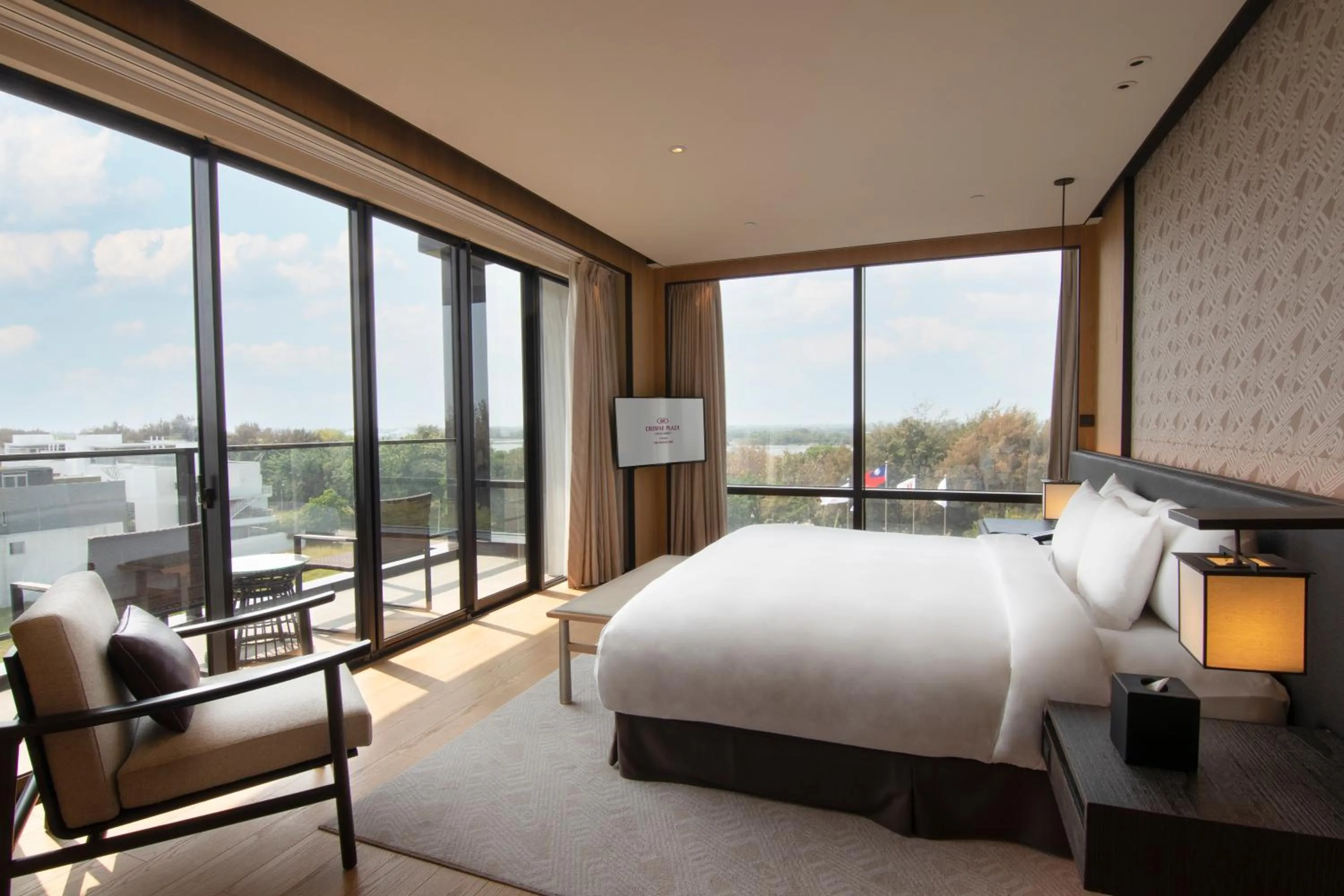 Bedroom, Bed in Crowne Plaza Tainan by IHG