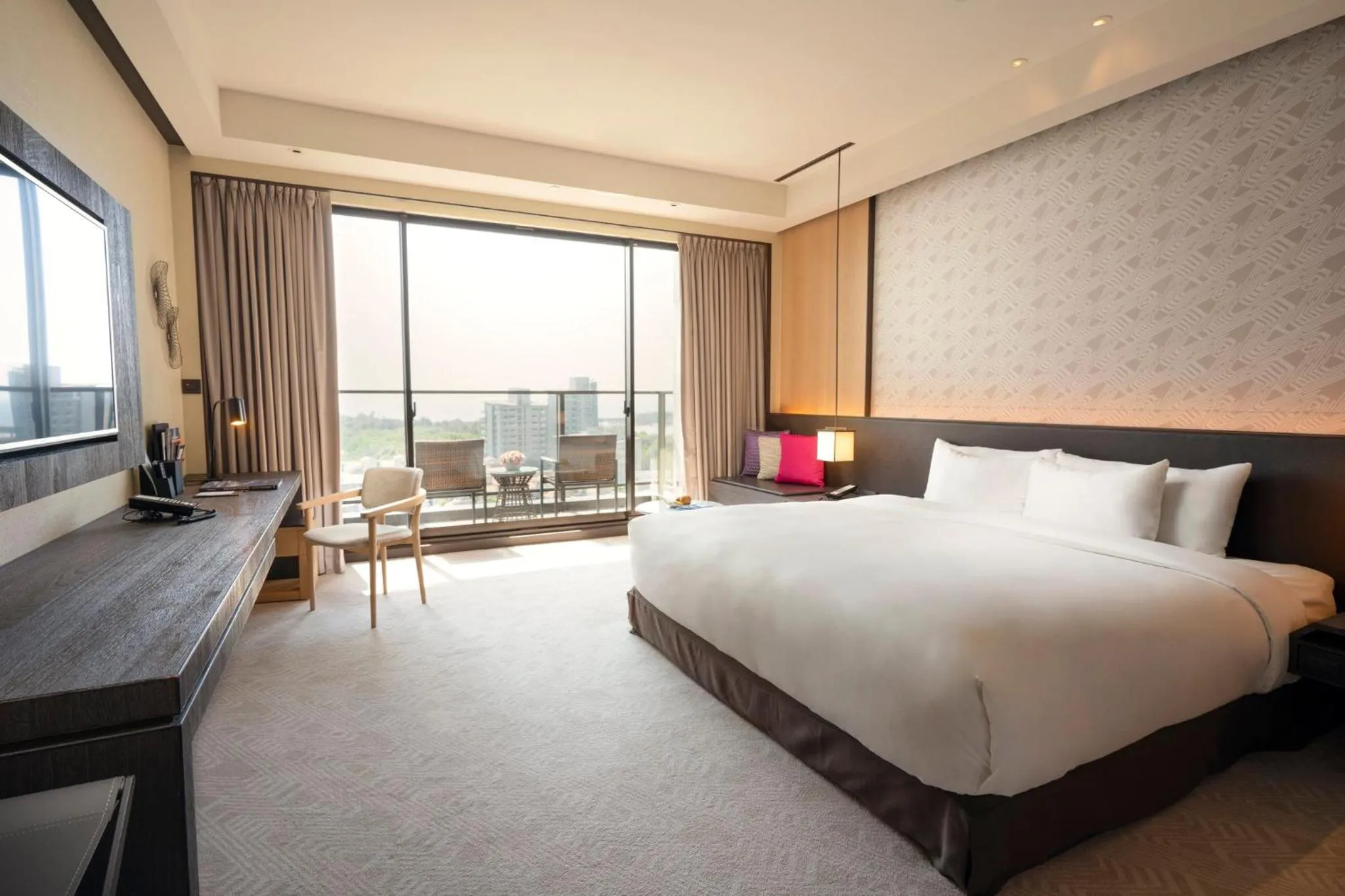 Photo of the whole room, Bed in Crowne Plaza Tainan by IHG