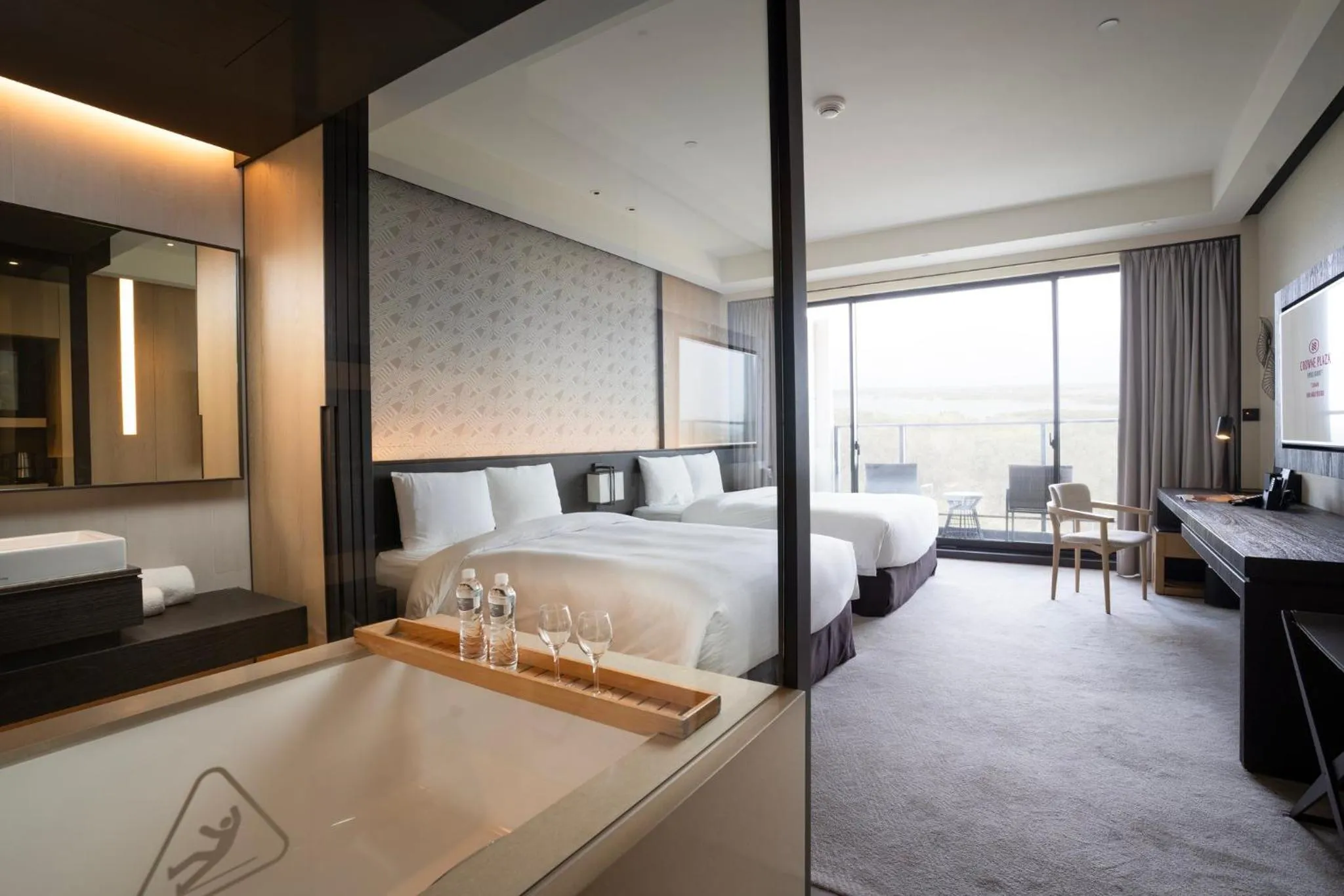 Photo of the whole room, Bed in Crowne Plaza Tainan by IHG