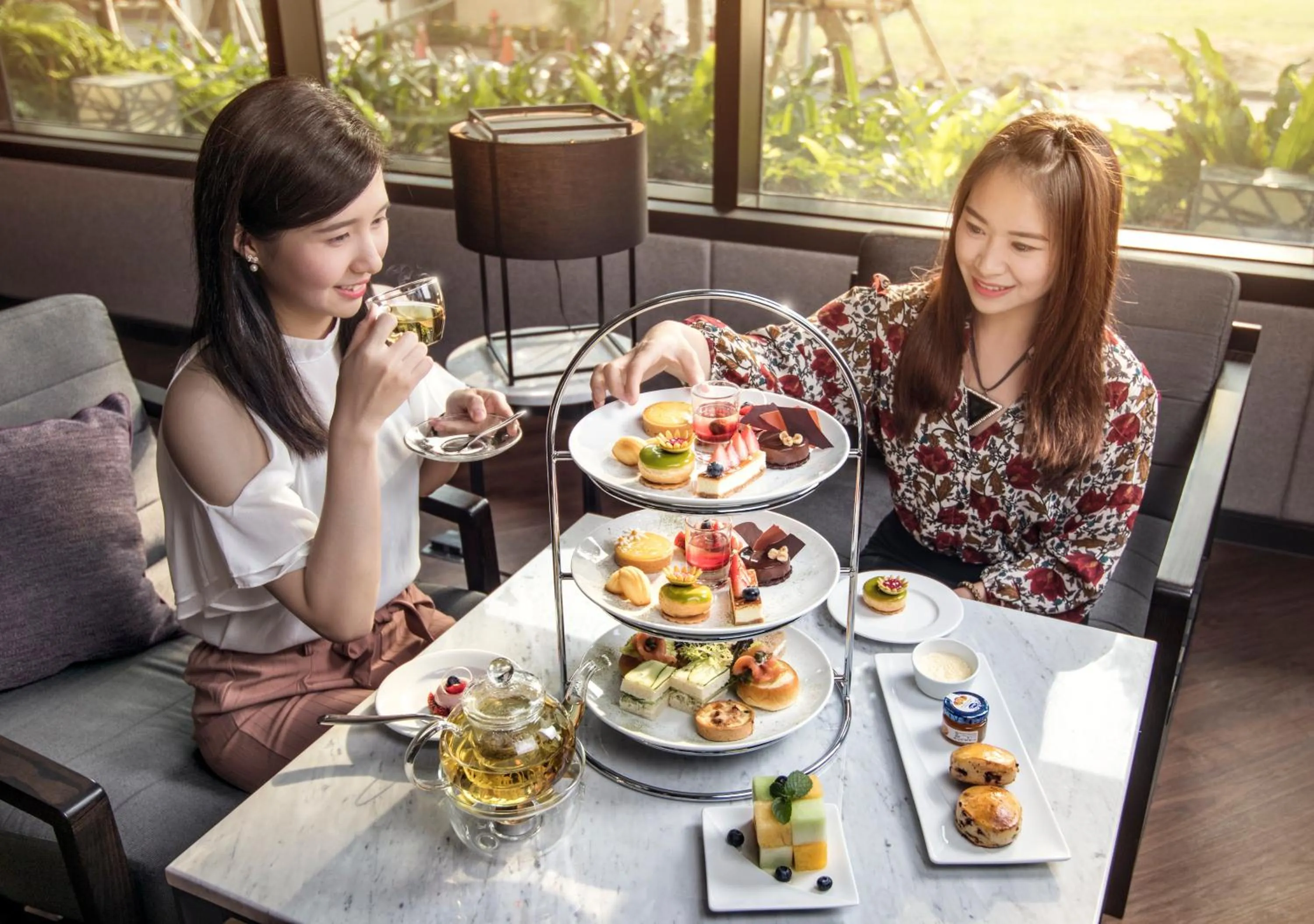 Lounge or bar in Crowne Plaza Tainan by IHG