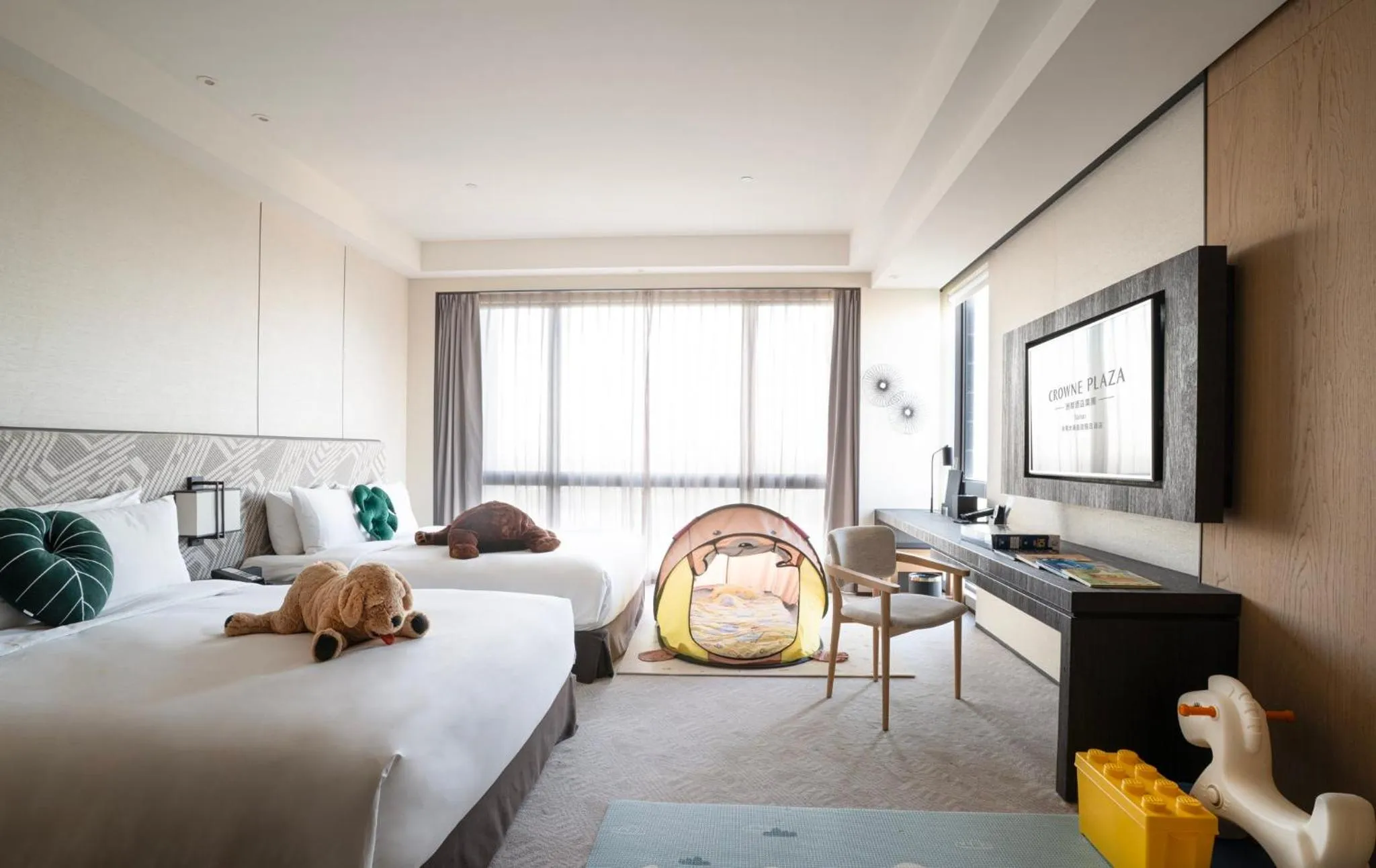 Photo of the whole room, Bed in Crowne Plaza Tainan by IHG