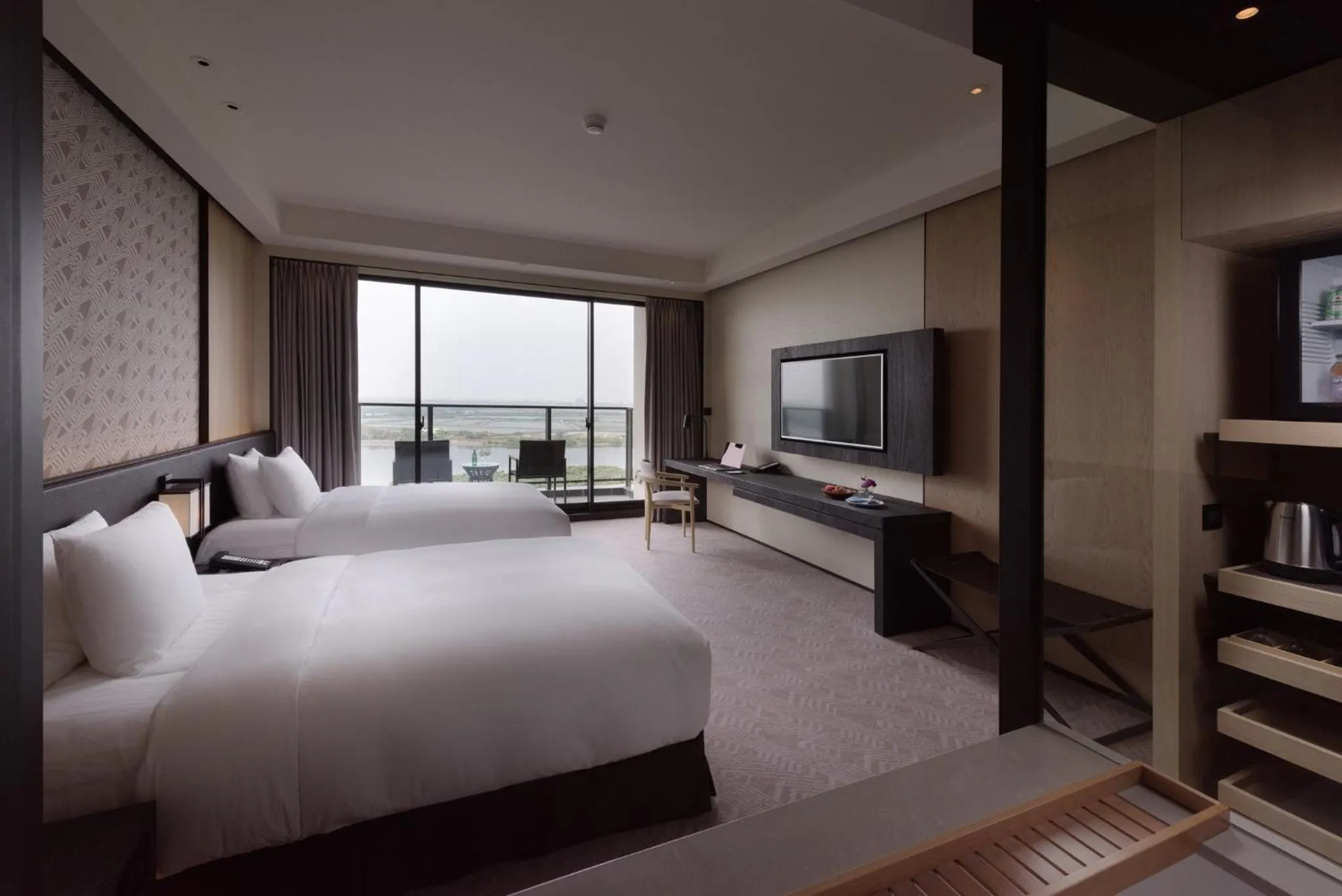 Photo of the whole room, Bed in Crowne Plaza Tainan by IHG