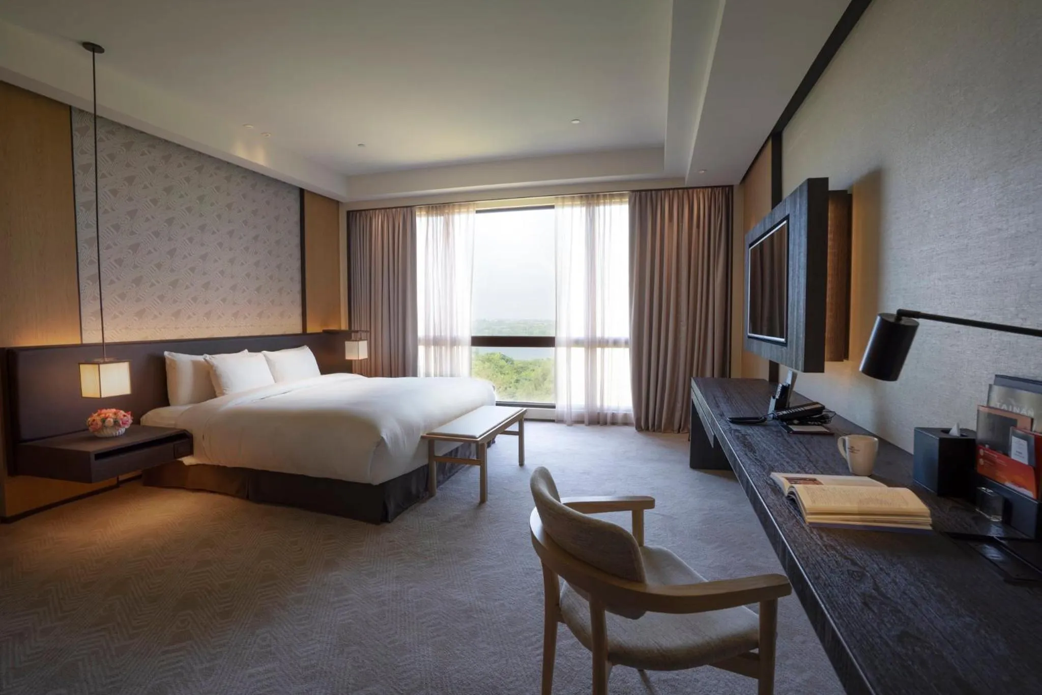 Photo of the whole room, Bed in Crowne Plaza Tainan by IHG