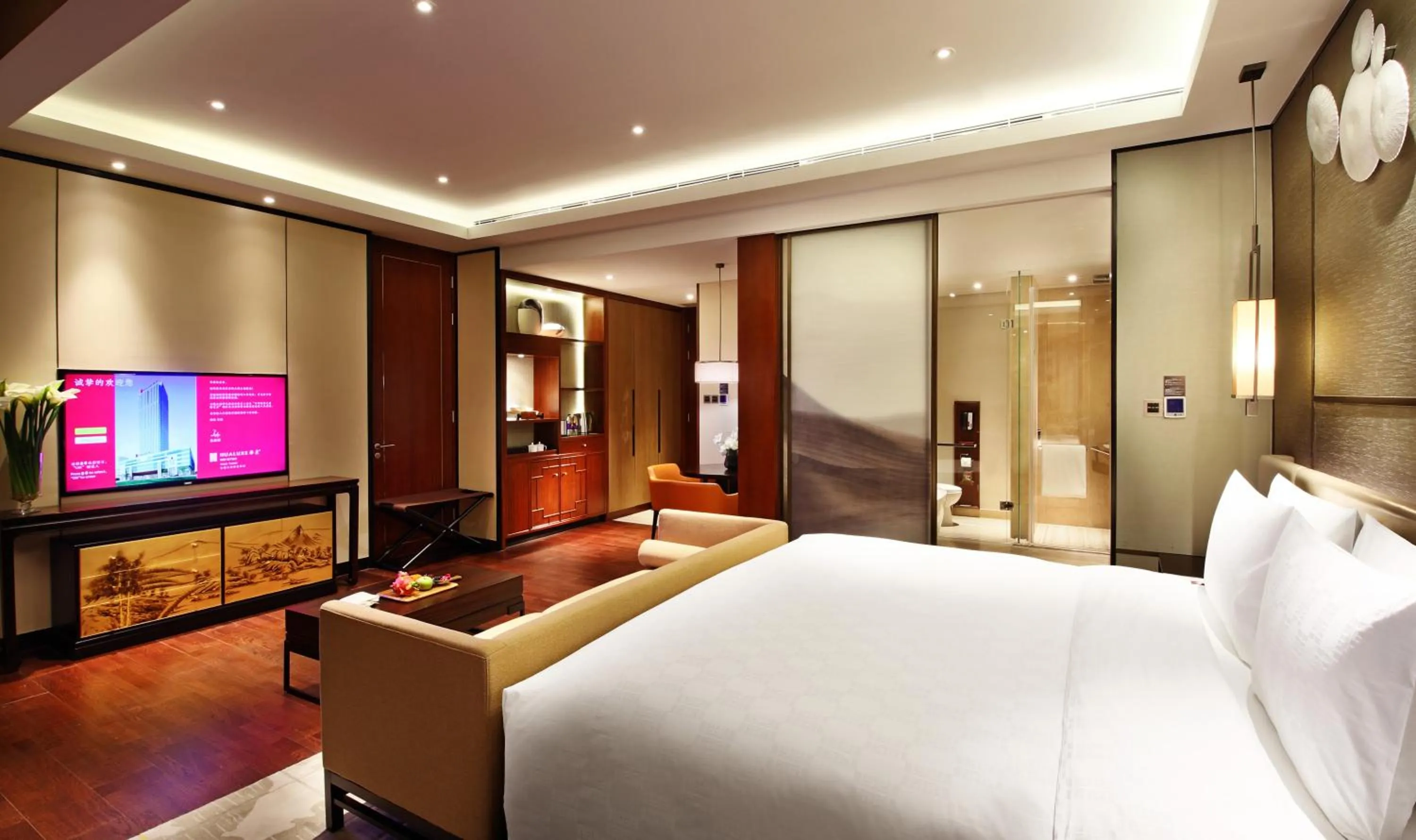 Photo of the whole room, Bed in HUALUXE Wuxi Taihu