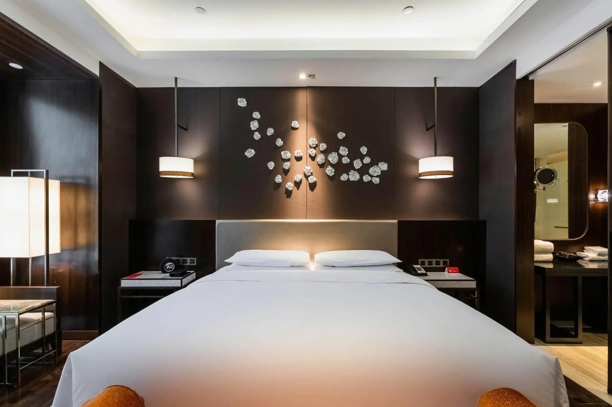 Photo of the whole room, Bed in HUALUXE Wuxi Taihu