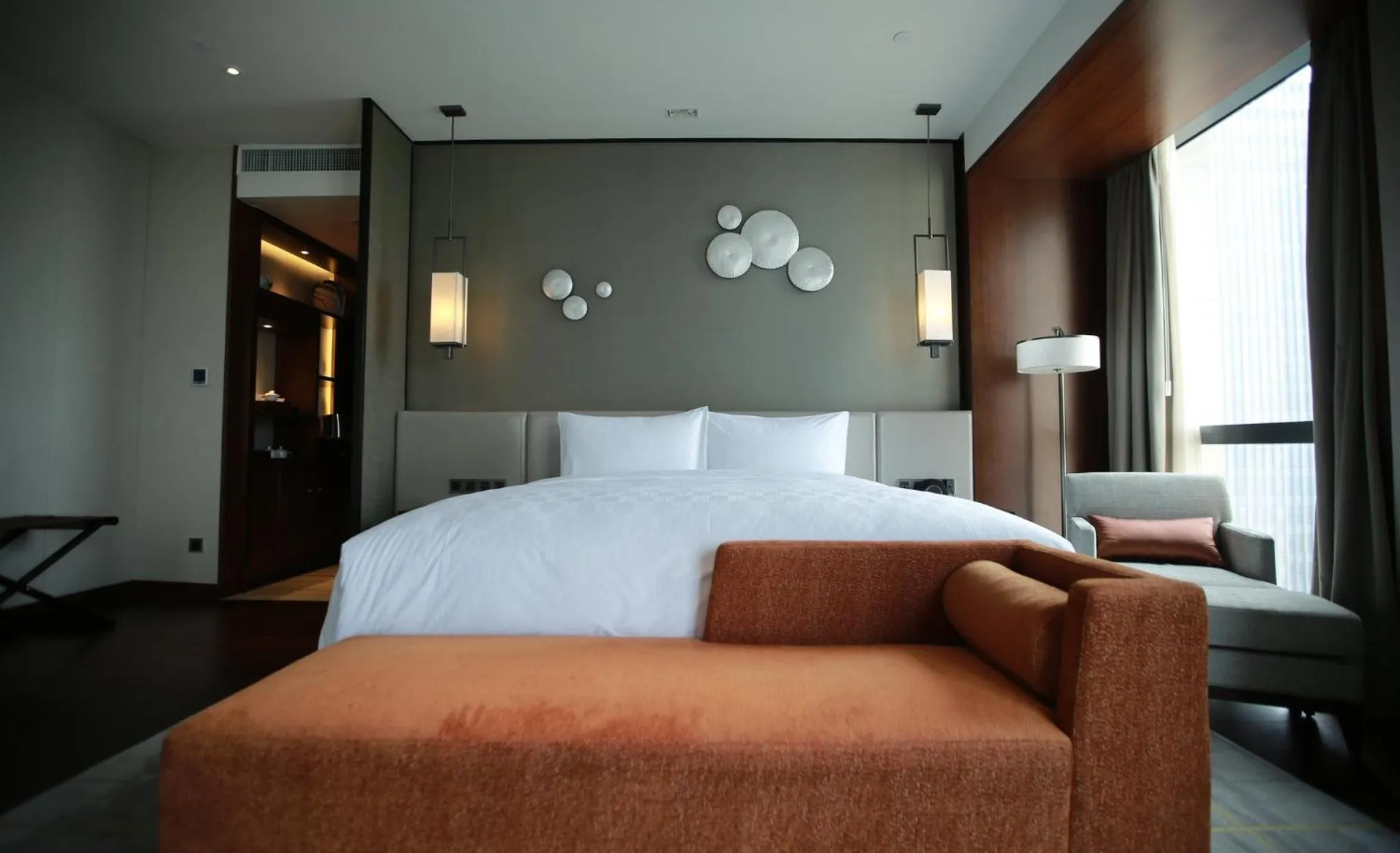 Photo of the whole room, Bed in HUALUXE Wuxi Taihu