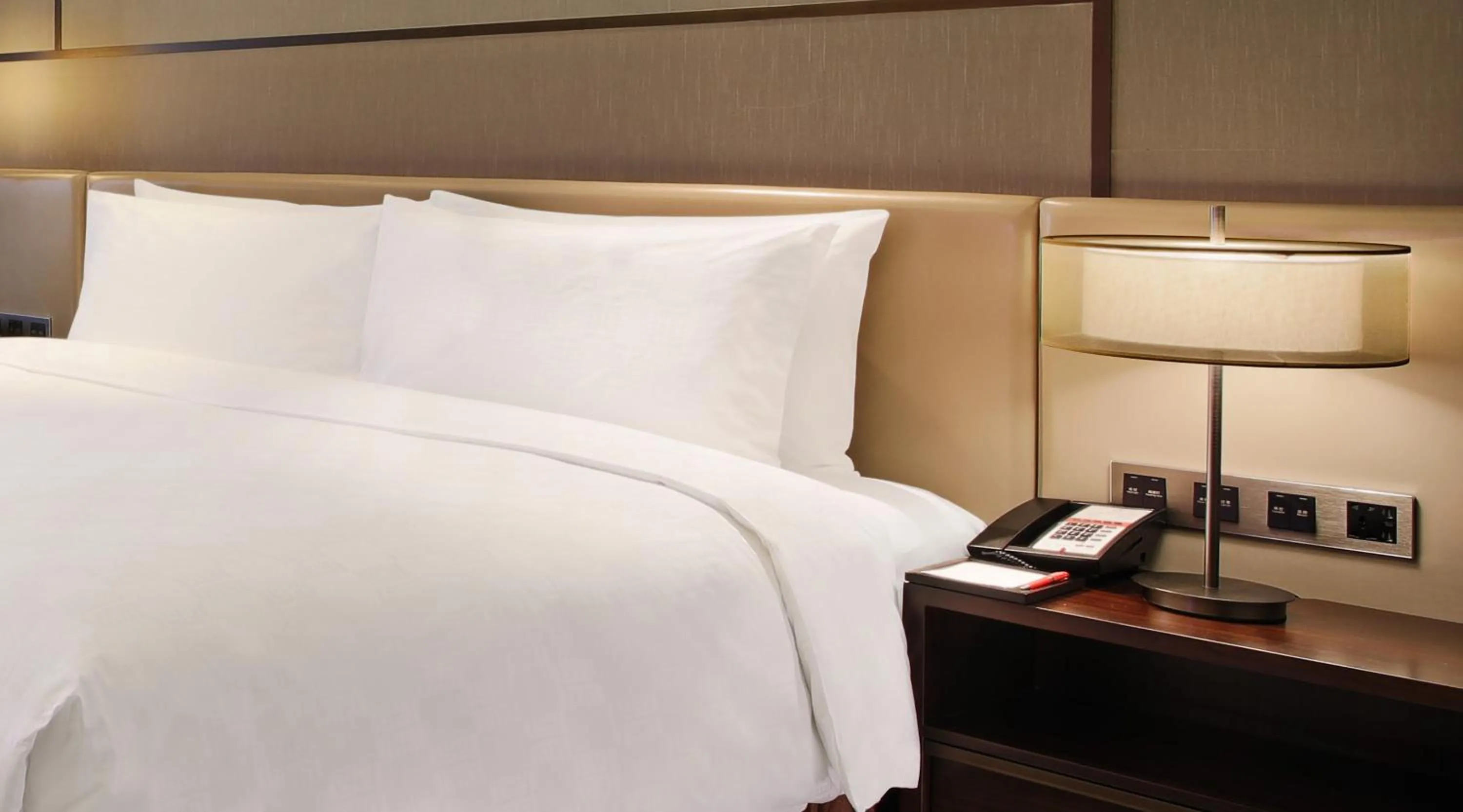 Photo of the whole room, Bed in HUALUXE Wuxi Taihu