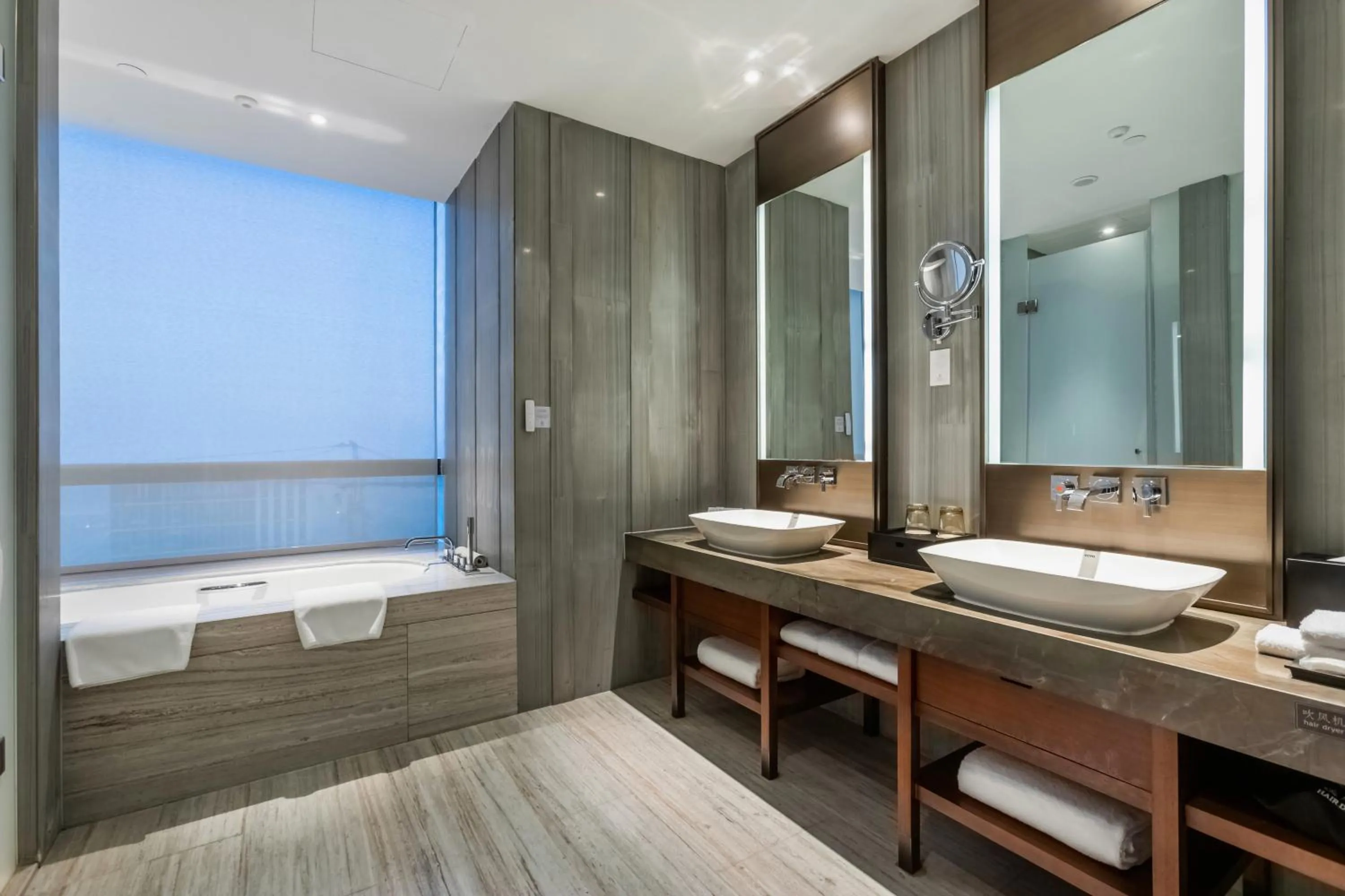 Photo of the whole room, Bed in HUALUXE Wuxi Taihu